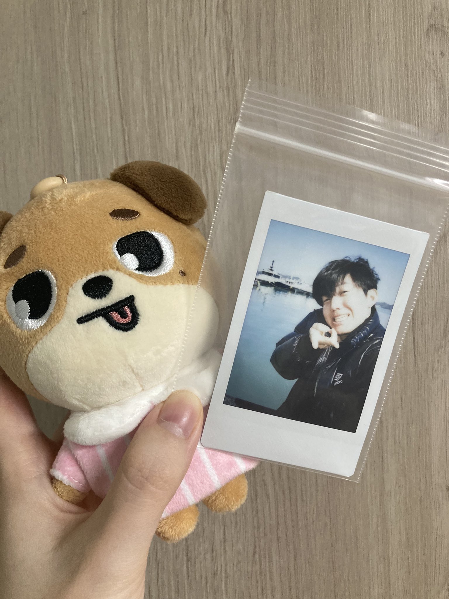 [잡담] 생선 직접 잡고 폴라 100장 찍어서 선물한 아이돌 | 인스티즈