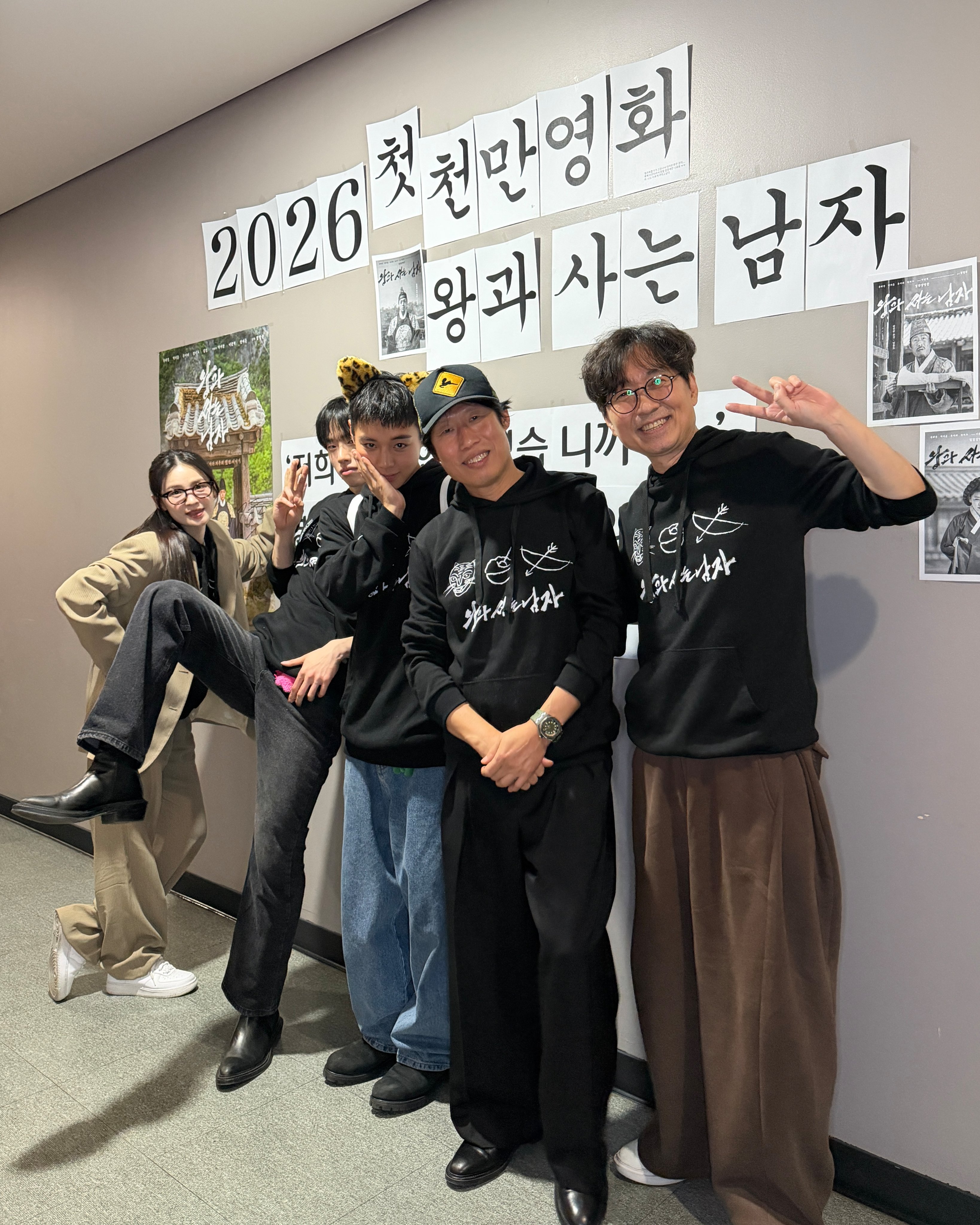 [잡담] 쇼박스에서 이 사진 떴을때 | 인스티즈