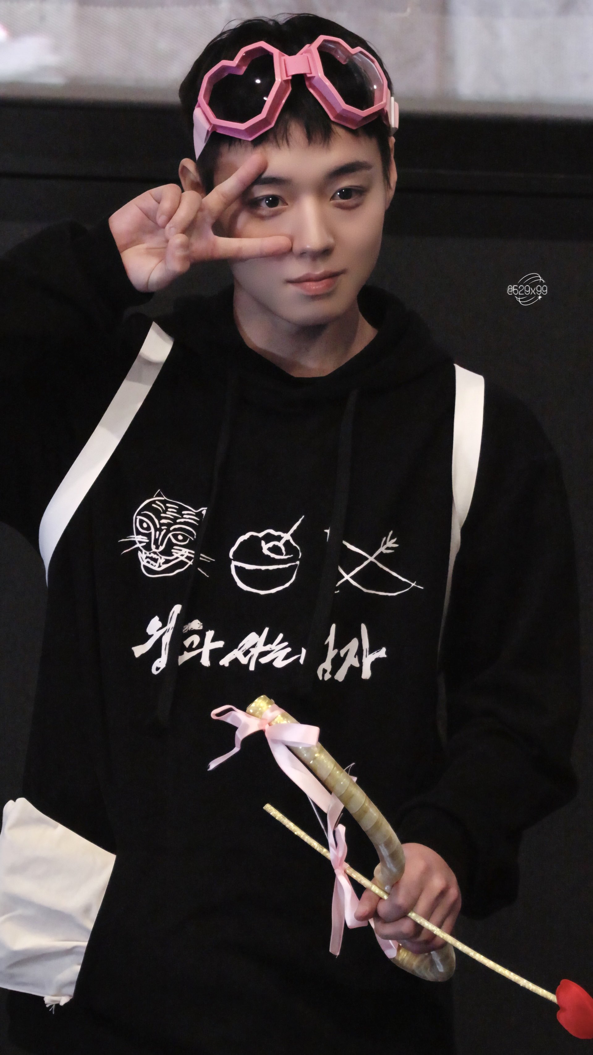 [잡담] 아니 어떻게 찍히는 모든 사진과 영상에 별이 있지 주어 박지훈 | 인스티즈