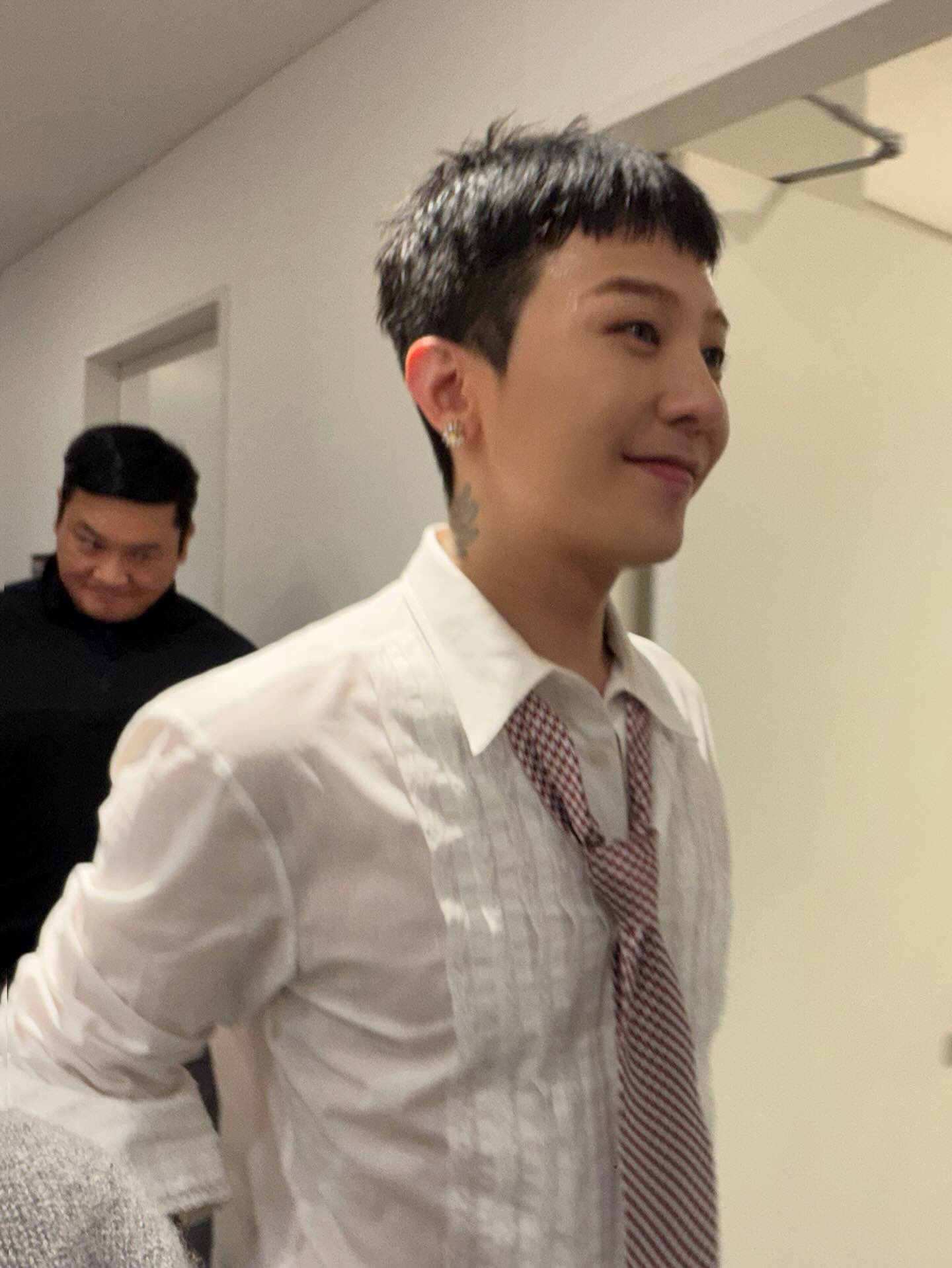 [잡담] 아침에 일어나면 지디 사진 떠 있어서 넘 행벅해 | 인스티즈