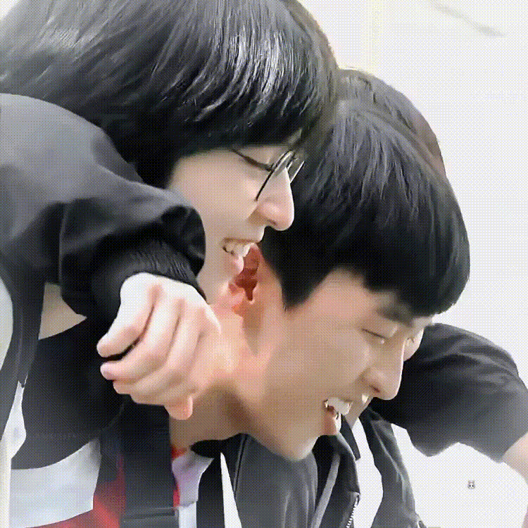 [잡담] 약한영웅) 긍데진짜 연시은이 눈 예쁘게 뜨고 잘 웃고 다녔으면 인기최고였을 거 같긴해... | 인스티즈