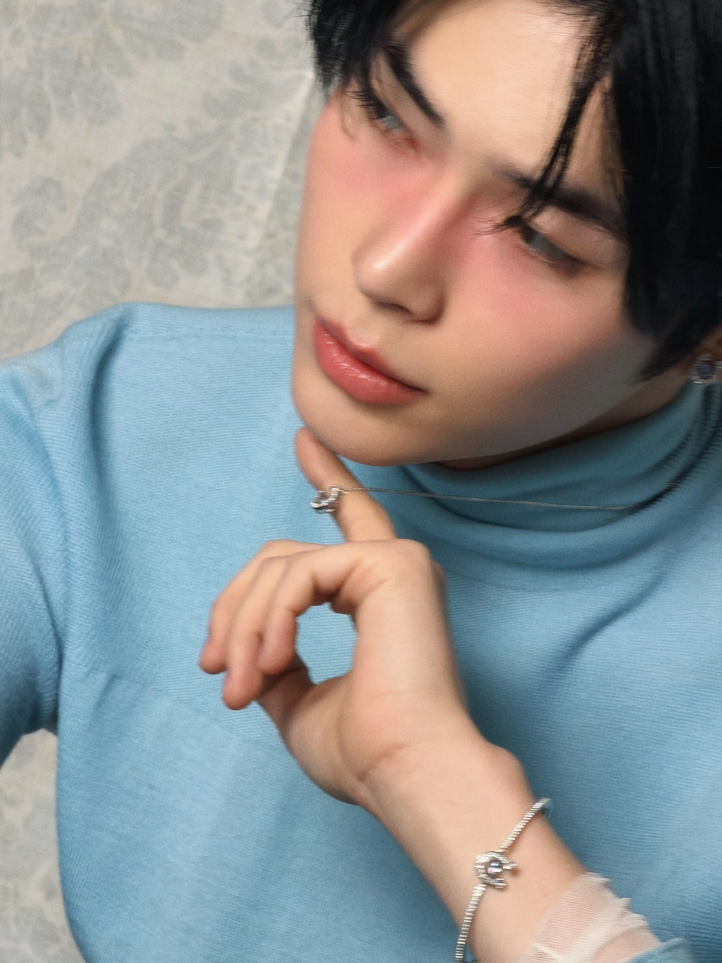 [잡담] 성한빈 스와로브스키도 찰떡인데 블루도 진짜 찰떡으로 잘 어울린다 | 인스티즈
