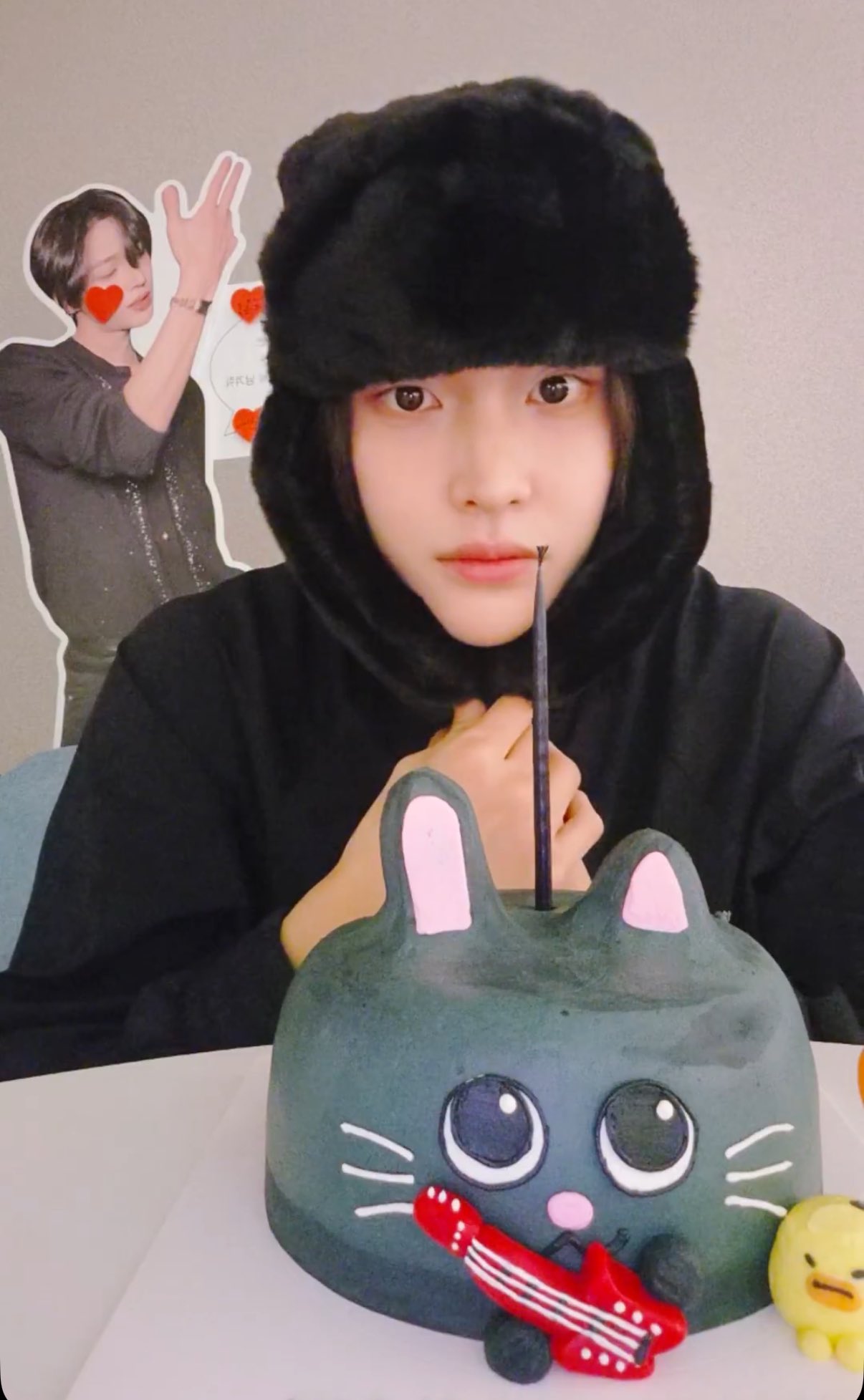 [잡담] 원빈이랑 토냥덕이랑 진짜 똑같이 생겼다아냐? | 인스티즈