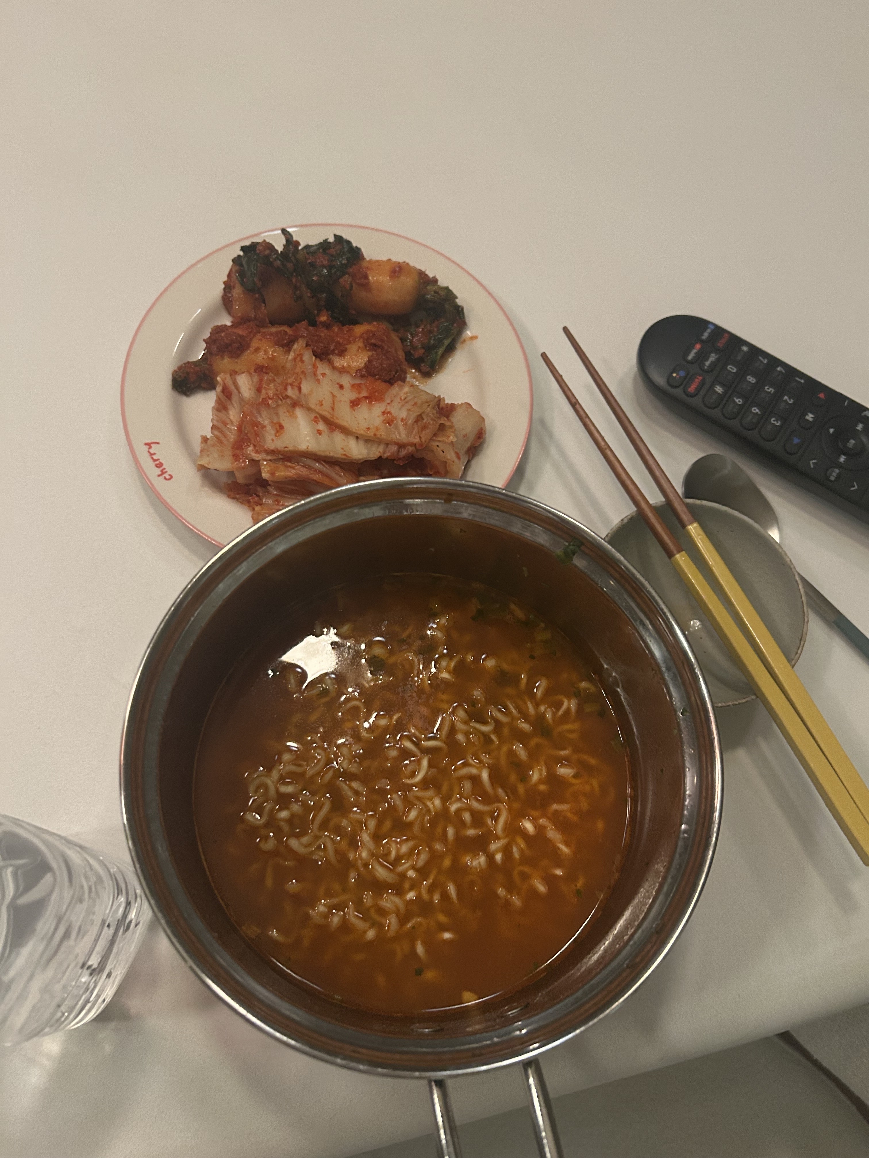 [잡담] 아이유 라면+김치 야무지게 먹는다 | 인스티즈