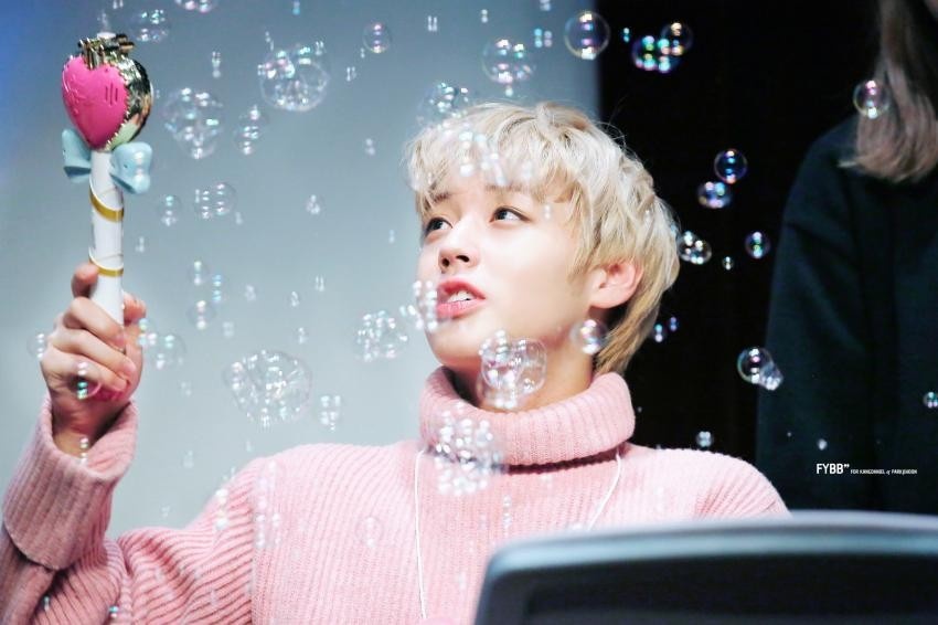 [잡담] 박지훈 예전사진 보는데 왜 난리였는지 알거같다 | 인스티즈