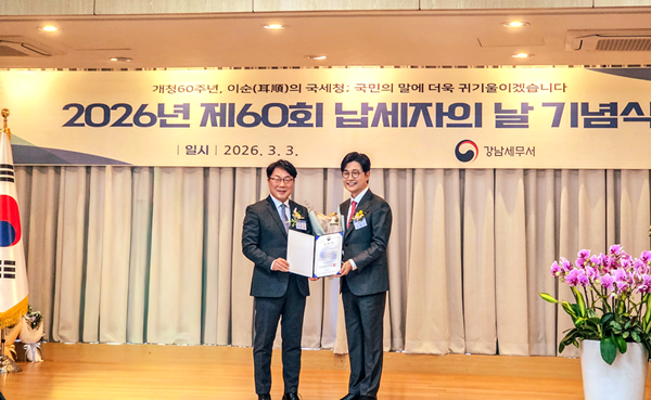 [잡담] 김성주, 연예계 탈세 논란 속 모범 납세자되다...부총리 표창 수상 [공식] | 인스티즈