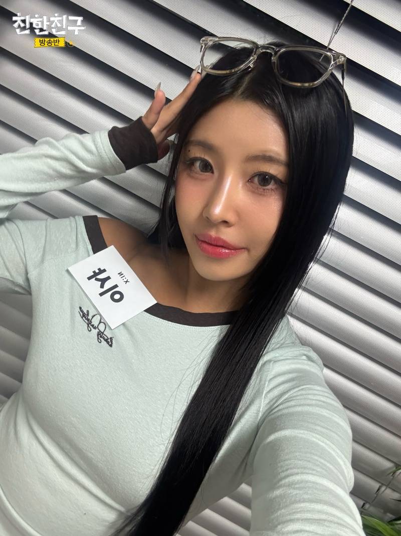 걸그룹 엑신(X:IN) 3월 4일 친한친구 방송방(친친방) 착장.jpg | 인스티즈