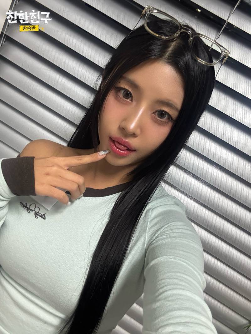 걸그룹 엑신(X:IN) 3월 4일 친한친구 방송방(친친방) 착장.jpg | 인스티즈