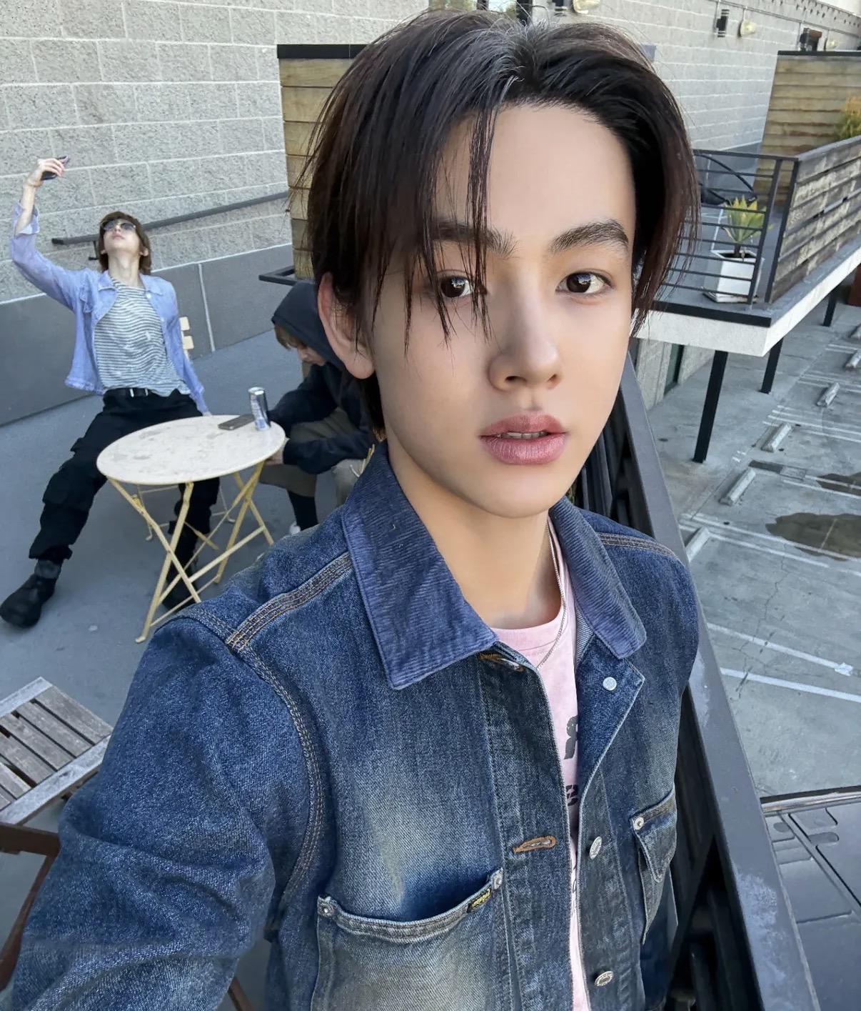 [잡담] 엄성현 뒤에 셀카찍는 김주훈 포즈봐 ㅋㅋㅋ | 인스티즈