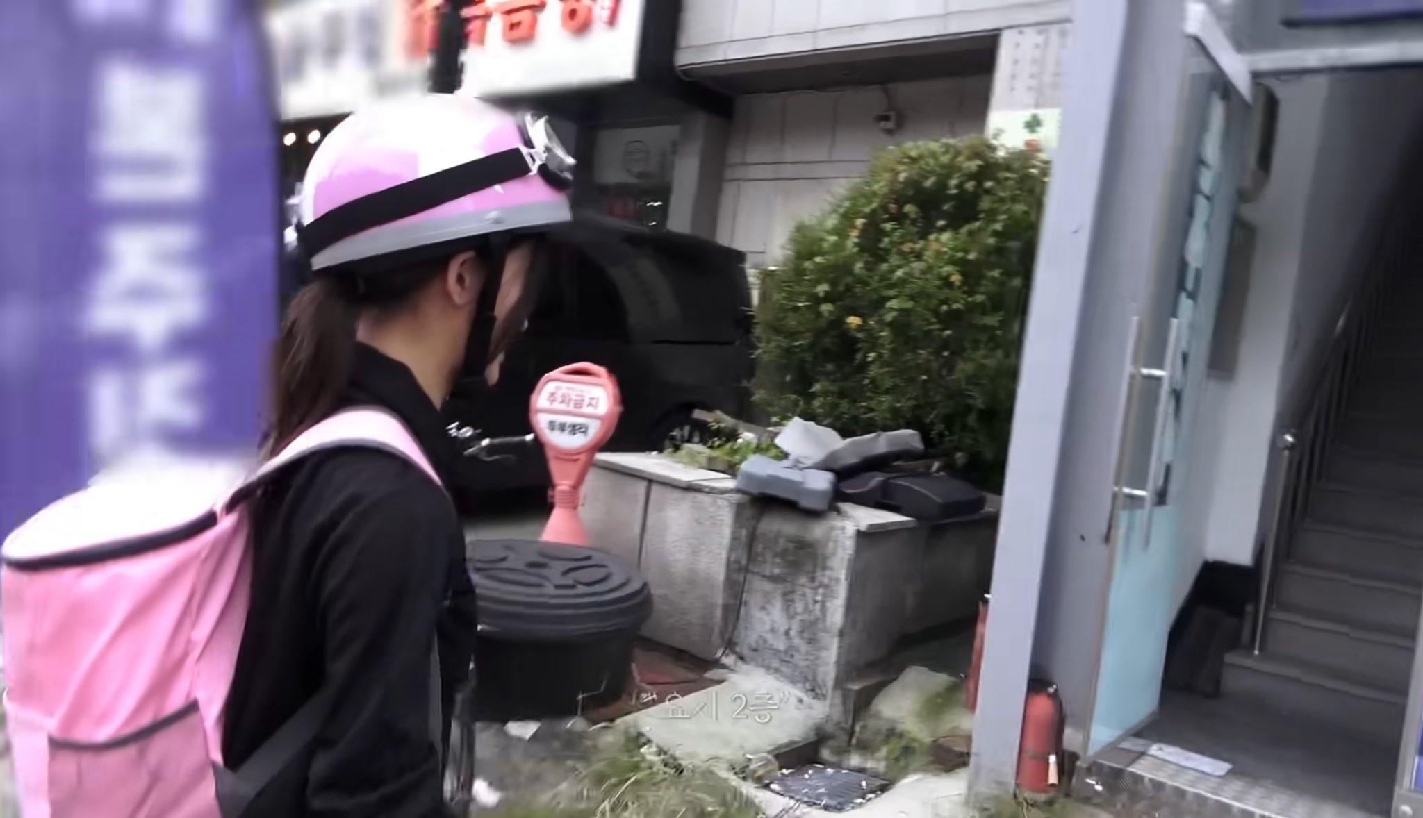 [잡담] 아일릿 자컨에서 로하 배달 가면서 헬멧 씌우길래 멀리 가는 줄 알았는데 | 인스티즈