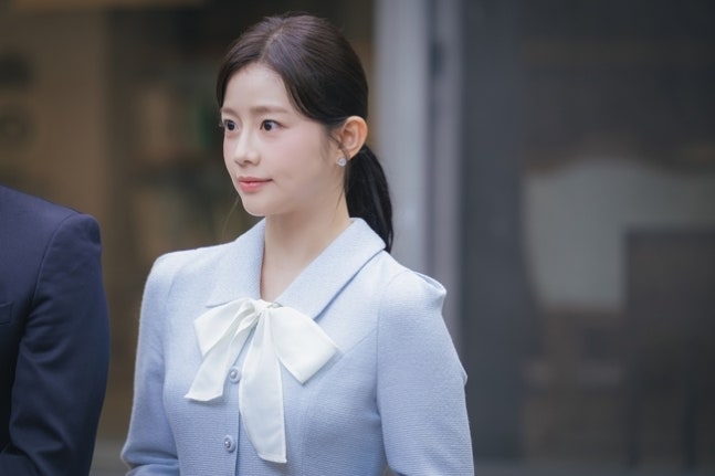 [정보/소식] 대군부인) '21세기 대군부인' 이재원-채서안, 아이유 견제하는 닭살 케미 부부 | 인스티즈