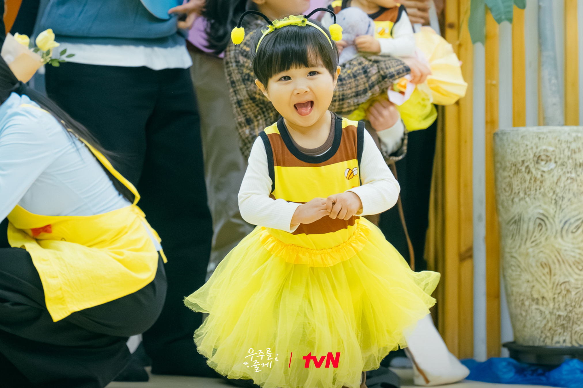 [잡담] 우주를줄게) 티랑이 이모, 삼촌들 응원하러티벤 마을에 우주 꿀벌이 찾아왔어요~🐝🐝: 임모, 삼툔 금요일 파이팅~💛 | 인스티즈