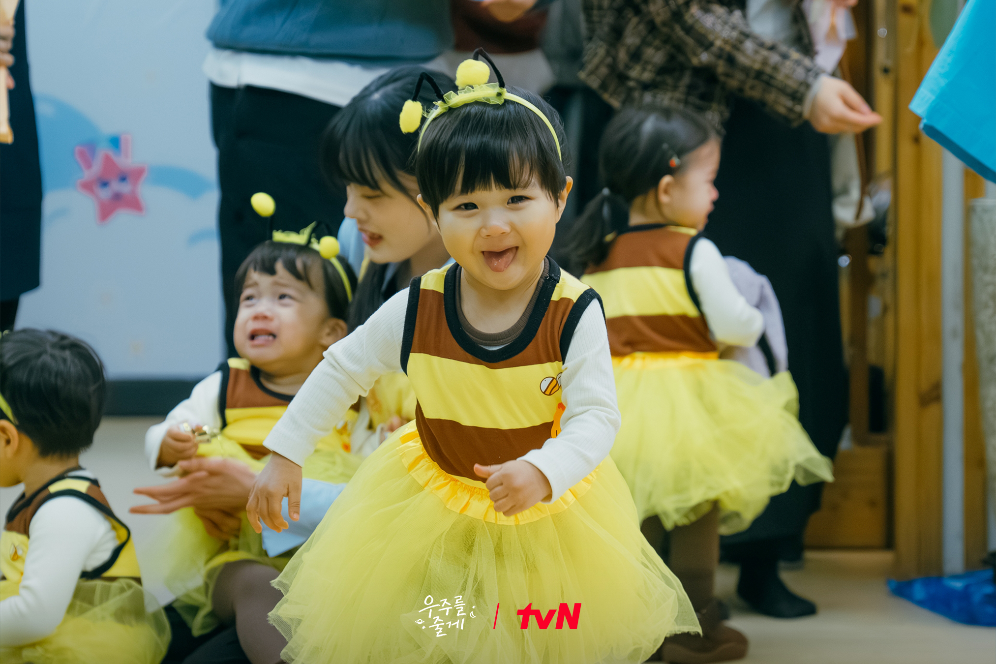 [잡담] 우주를줄게) 티랑이 이모, 삼촌들 응원하러티벤 마을에 우주 꿀벌이 찾아왔어요~🐝🐝: 임모, 삼툔 금요일 파이팅~💛 | 인스티즈