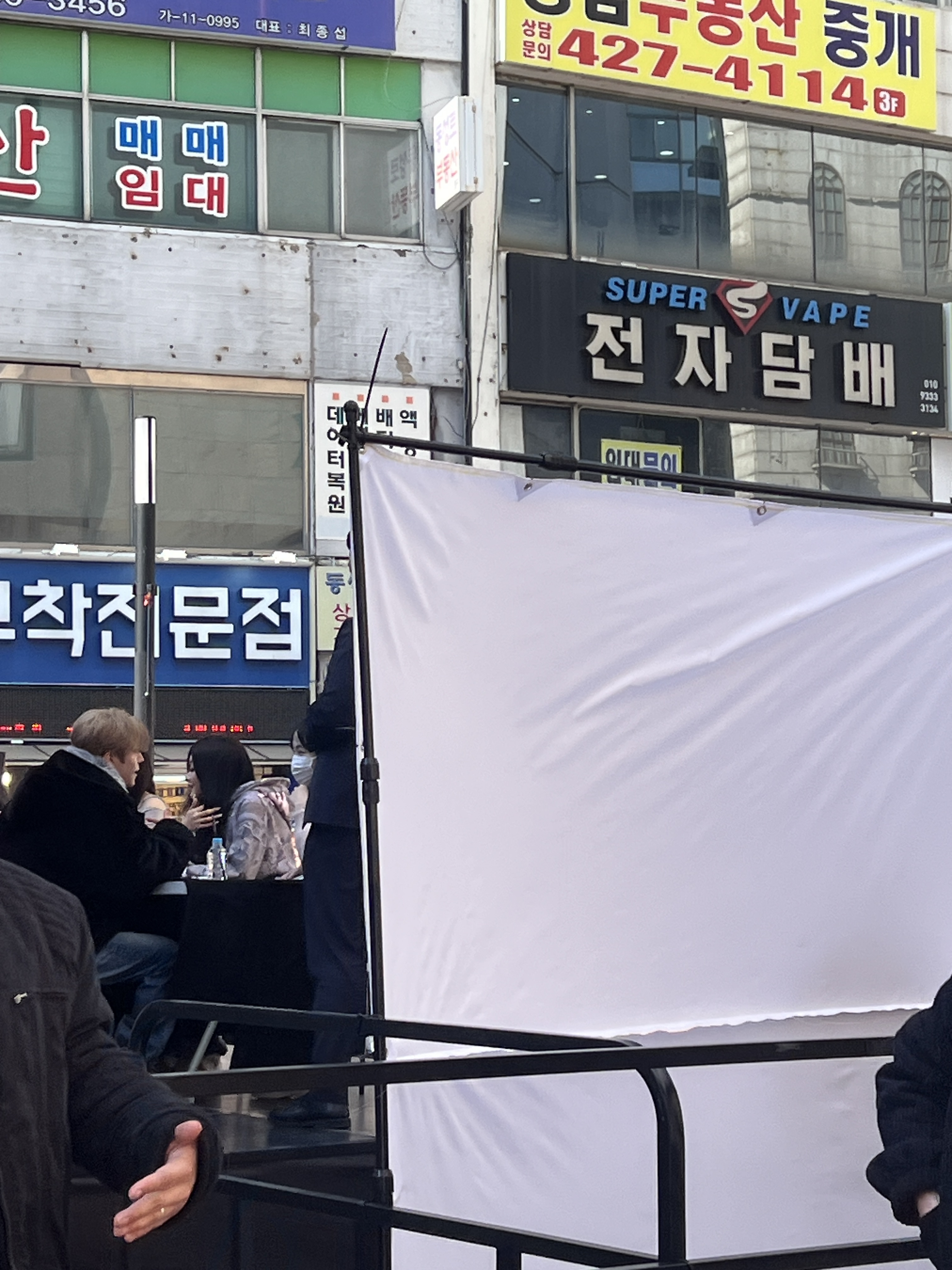 [잡담] ㅇㄷㅇ 팬싸 가림막 양쪽에 다 설치되긴 했음 | 인스티즈