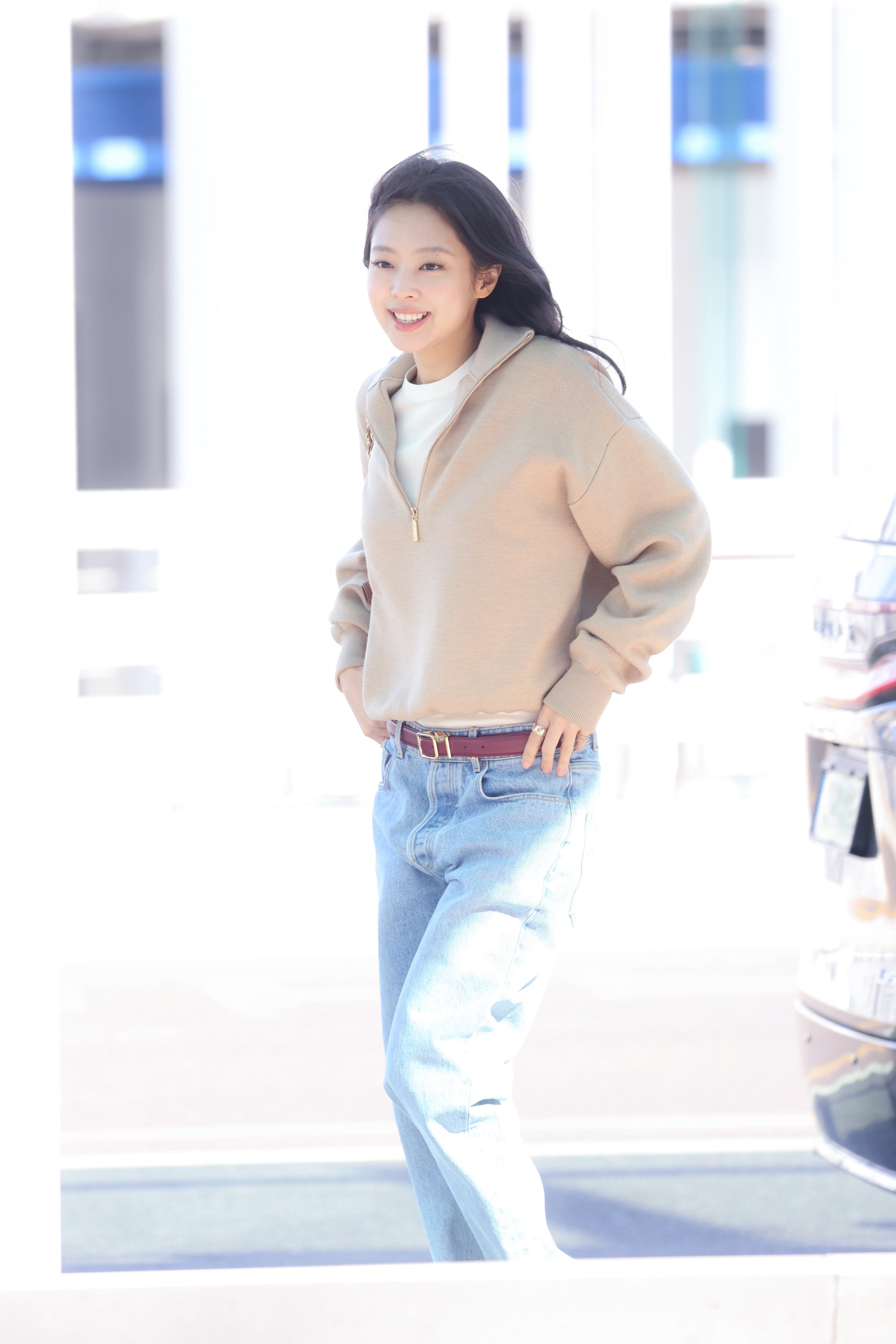 [잡담] 제니 오늘 공항 출국 착장 귀엽고 웃는거 이뻐 | 인스티즈