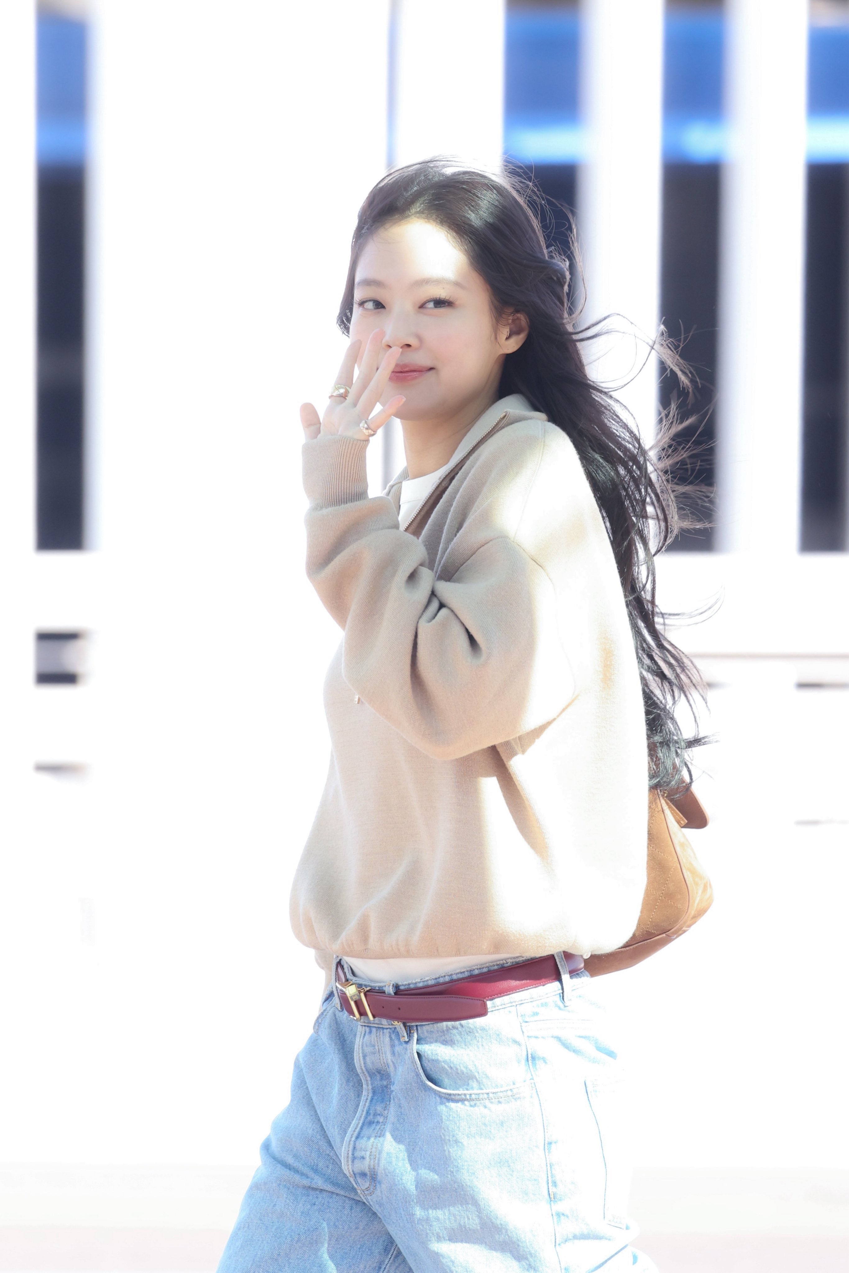 [잡담] 제니 오늘 공항 출국 착장 귀엽고 웃는거 이뻐 | 인스티즈
