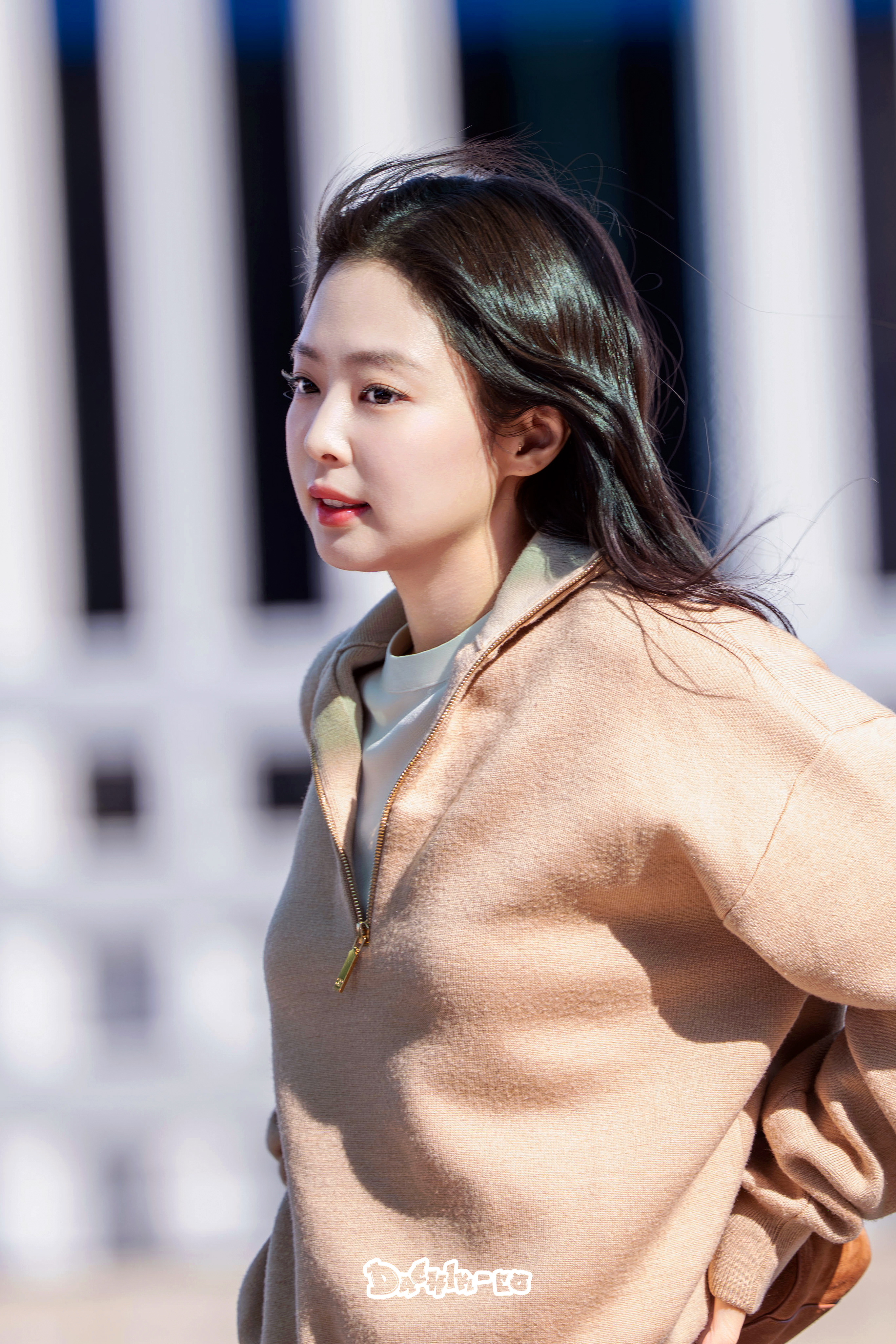 [잡담] 제니 베이지/갈색 의상 입을때도 좋음 (사진많음) | 인스티즈