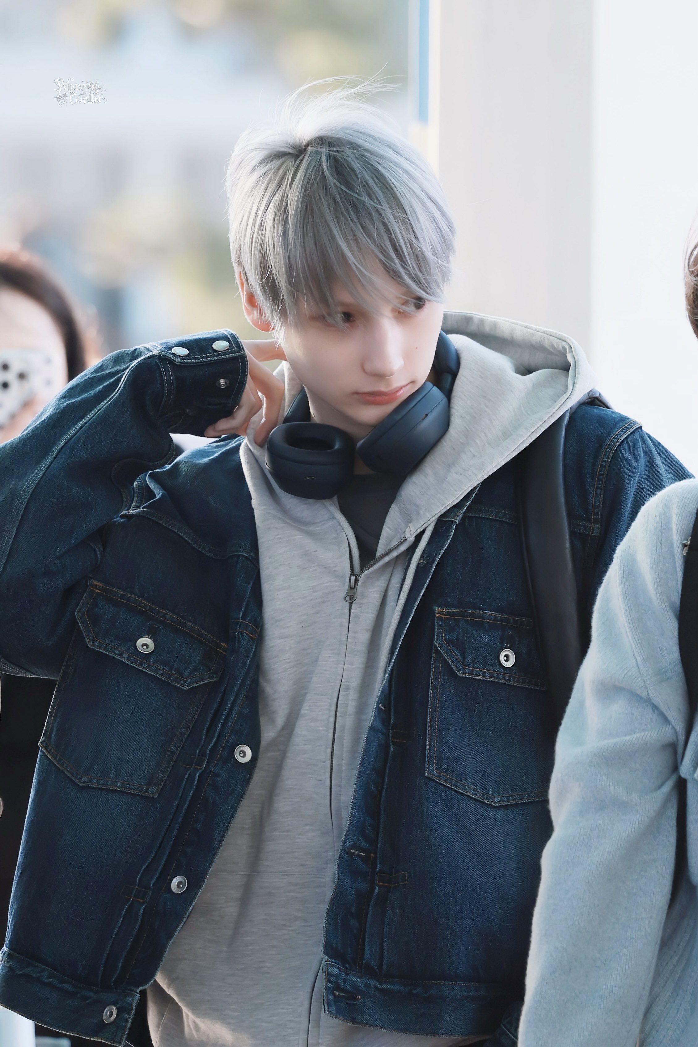 [잡담] 휴닝카이 염색했는데 앞머리 맥도날드 됐어 | 인스티즈