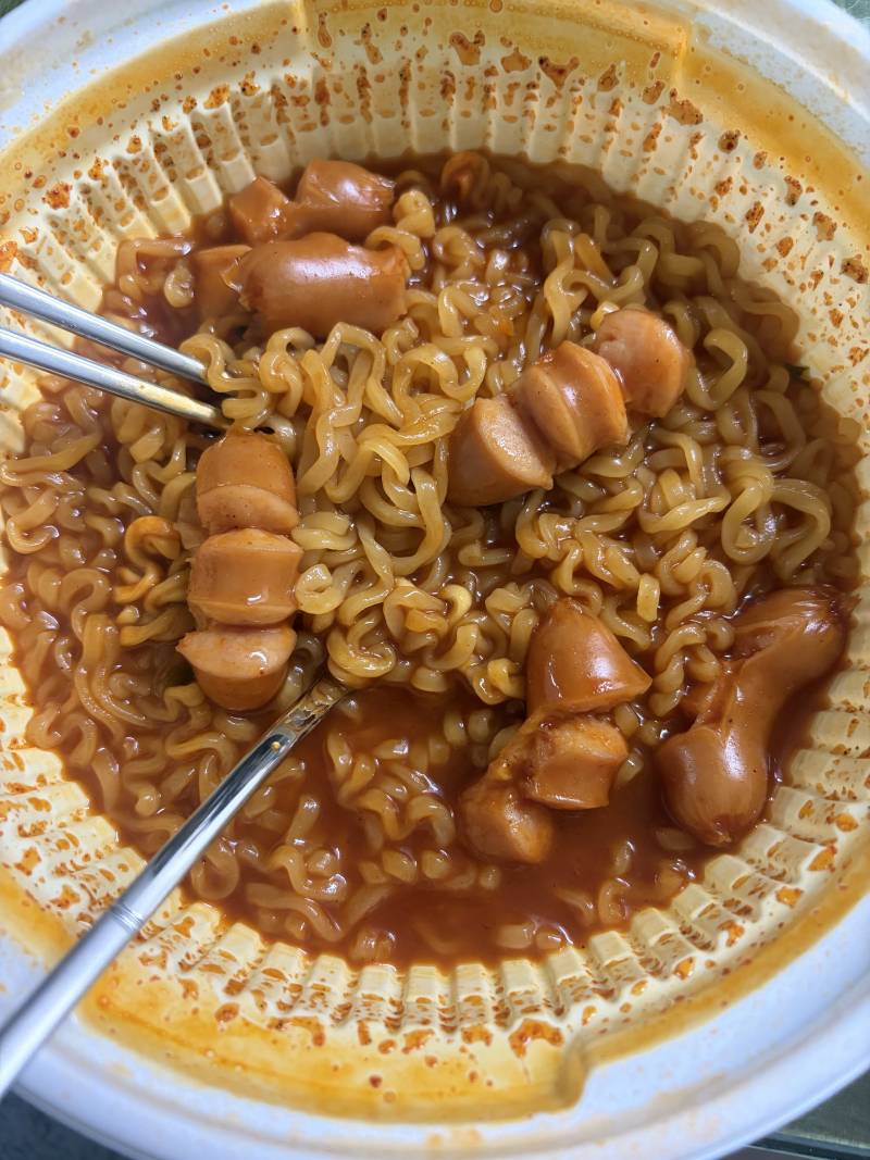 [잡담] 며칠전에 어떤익이 왕뚜껑 국물라볶이 맛있다고 해서 먹어봤는데 쟌맛.. | 인스티즈