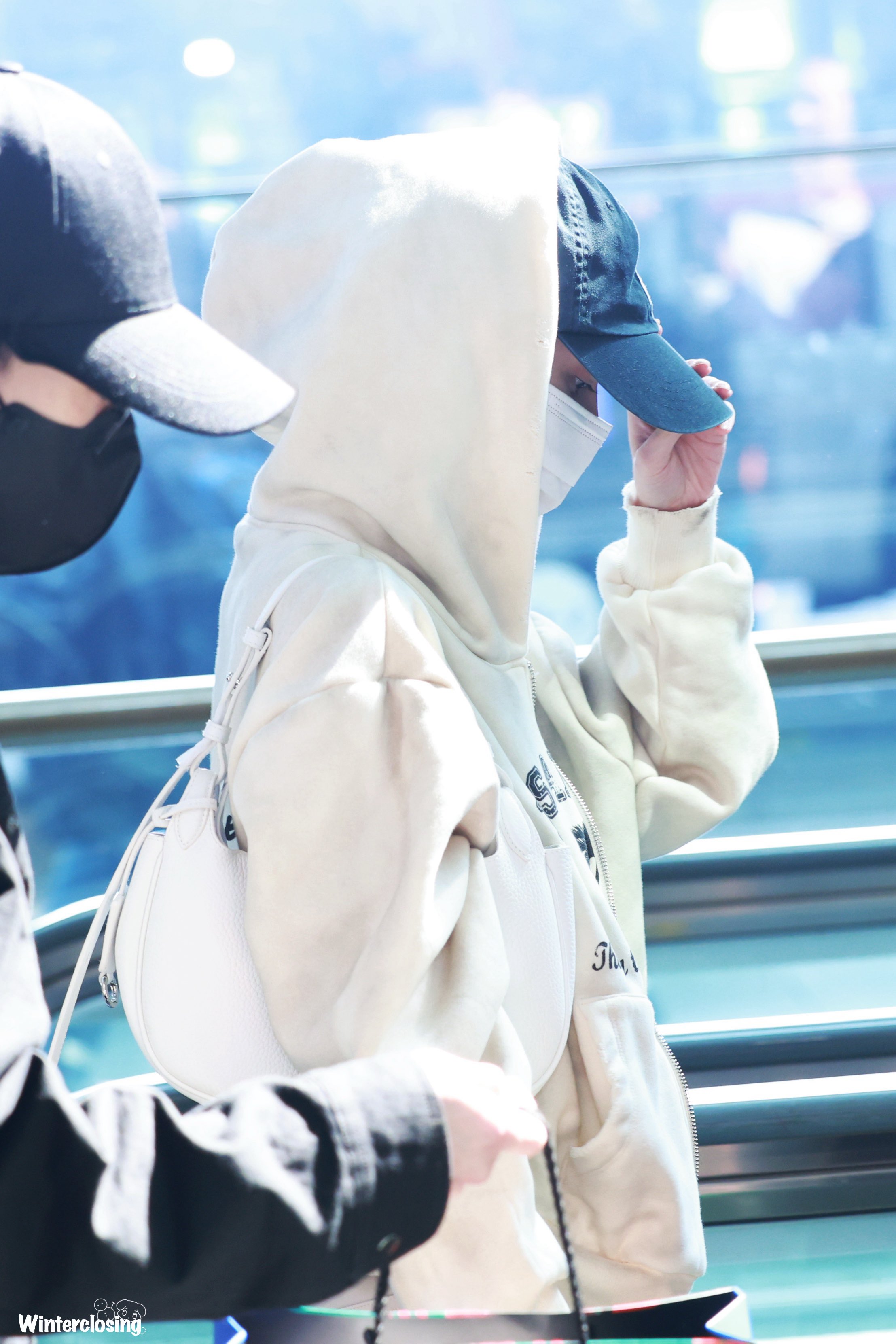[잡담] 오늘 공항 입국한 카리나 윈터 | 인스티즈