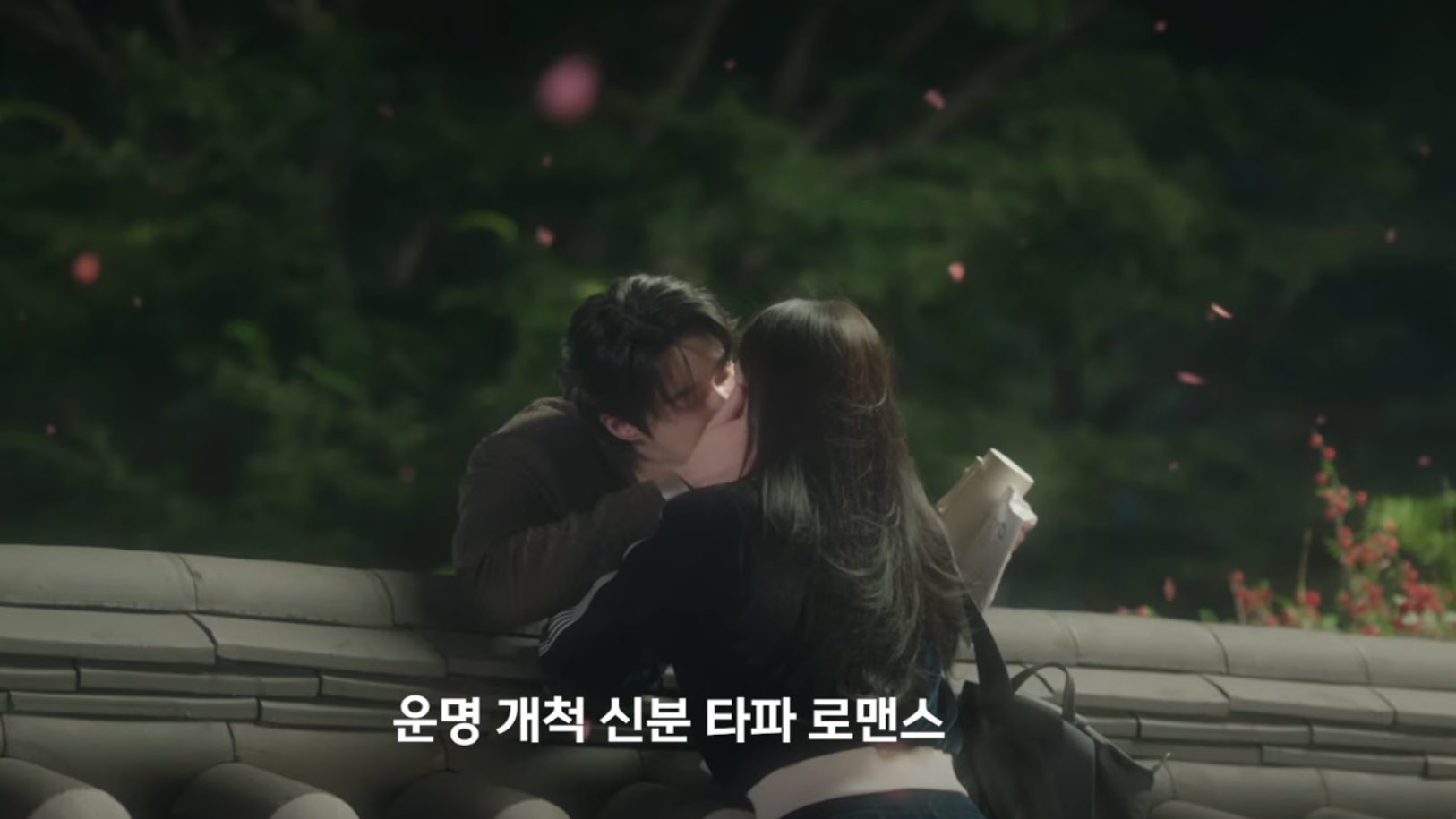 [잡담] 대군부인) 티저에 얼굴 만지는 장면만 3번인데 | 인스티즈