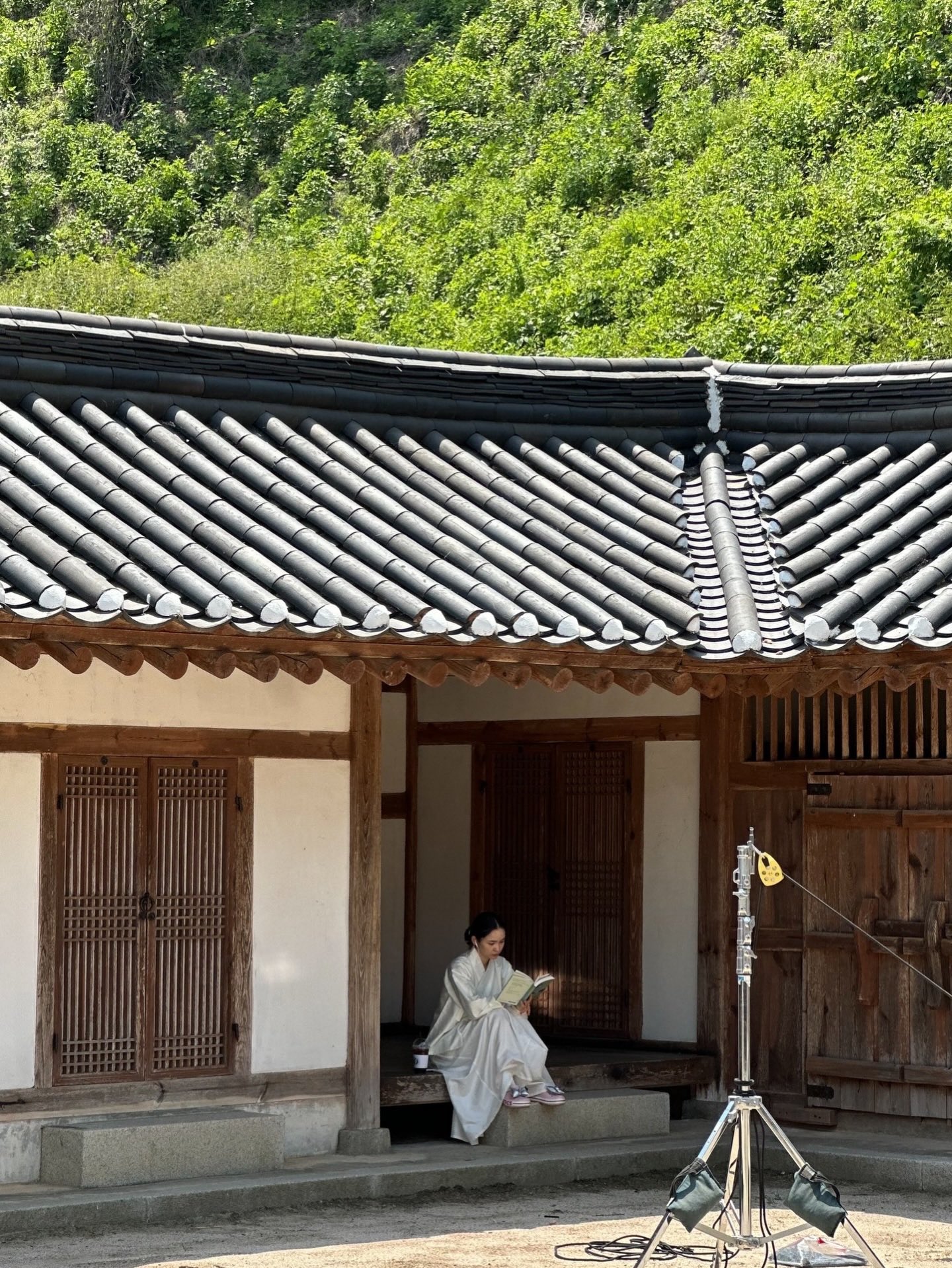 [잡담] 전미도 배우님 왕사남 비하인드컷 떴는데 힙하신데..? | 인스티즈