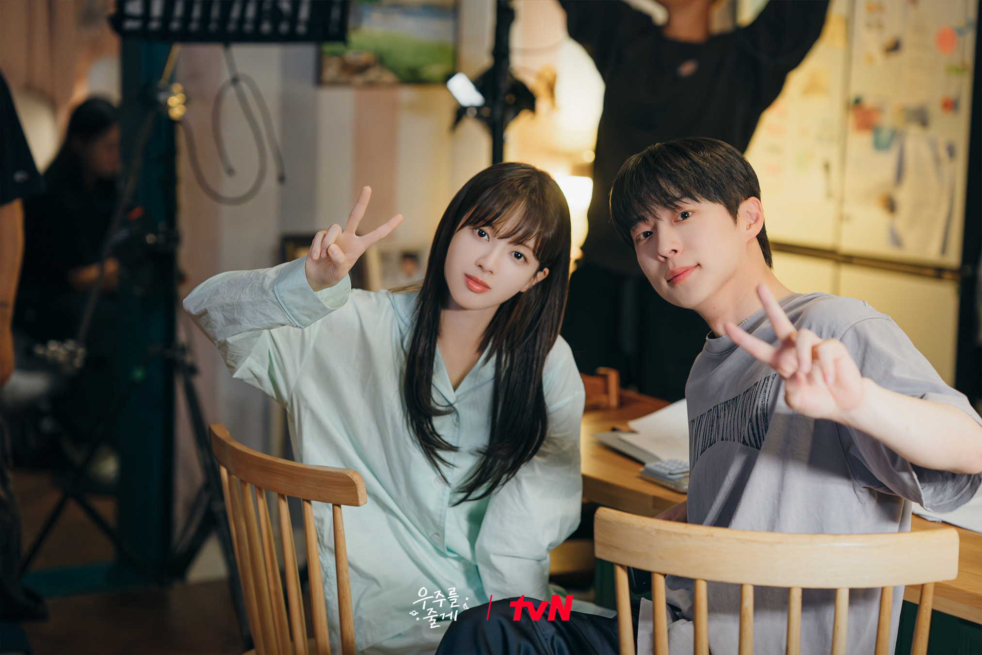 [잡담] 우주를줄게) 보기만 해도 자동 미소 유발🥰우주 패밀리 비하인드 컷 대방출🐝🎶이번 주도 우주네랑 함께 해주기로 약속! | 인스티즈