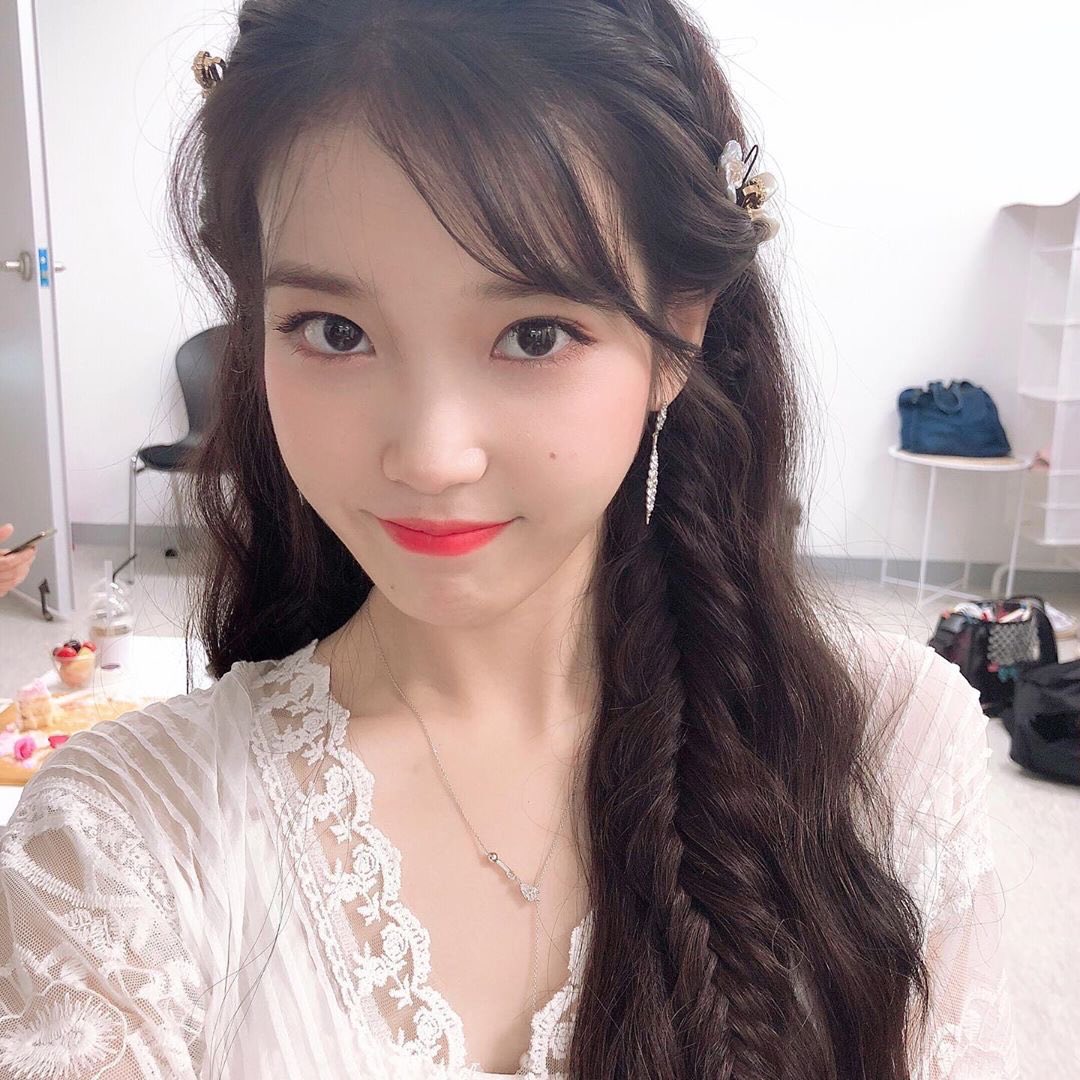 [잡담] 나 아이유 이런 웨이브 반묶음 아랑하는데 | 인스티즈