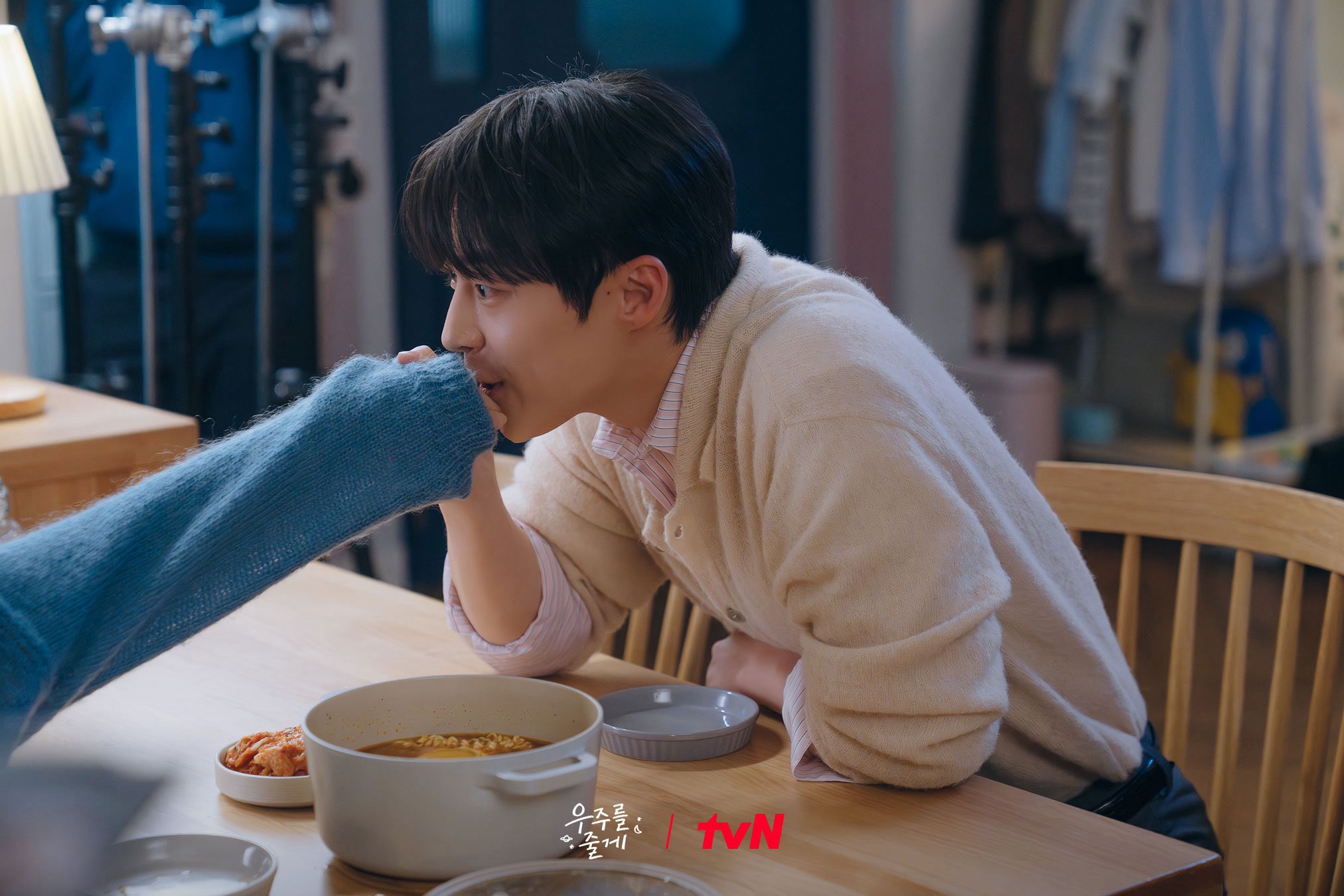 [잡담] 우주를줄게) 어디서 꿀 떨어지는 소리 안 들려요?🍯사돈 커플 눈에서 꿀 떨어져요..💛행복으로 가득 찬 우주네 가족!오늘 밤 11화에서 만나요💓 | 인스티즈