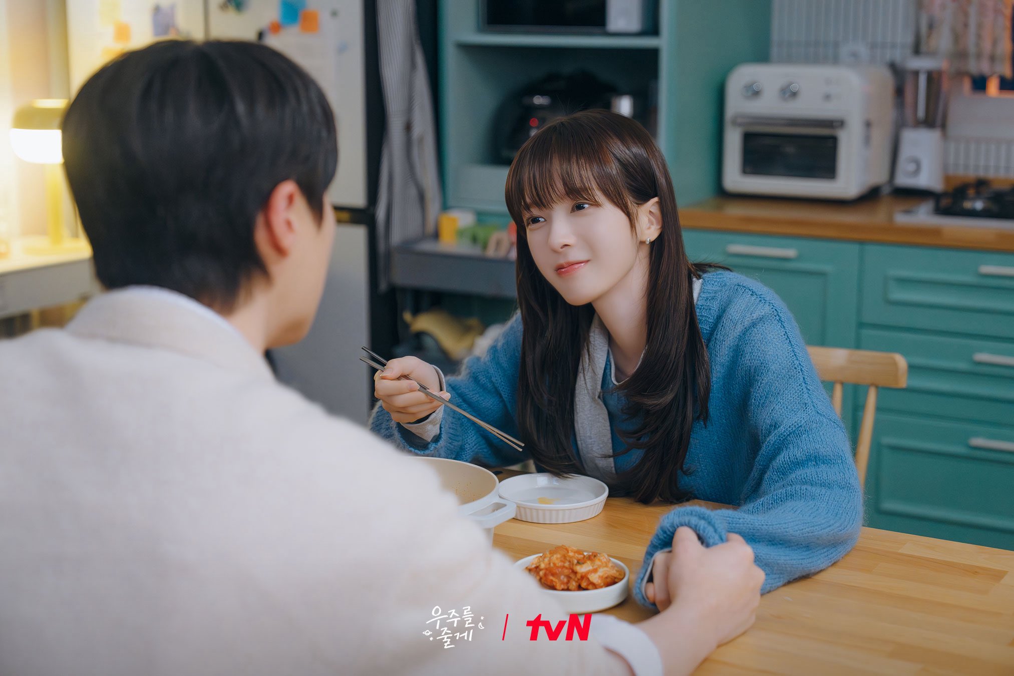 [잡담] 우주를줄게) 어디서 꿀 떨어지는 소리 안 들려요?🍯사돈 커플 눈에서 꿀 떨어져요..💛행복으로 가득 찬 우주네 가족!오늘 밤 11화에서 만나요💓 | 인스티즈