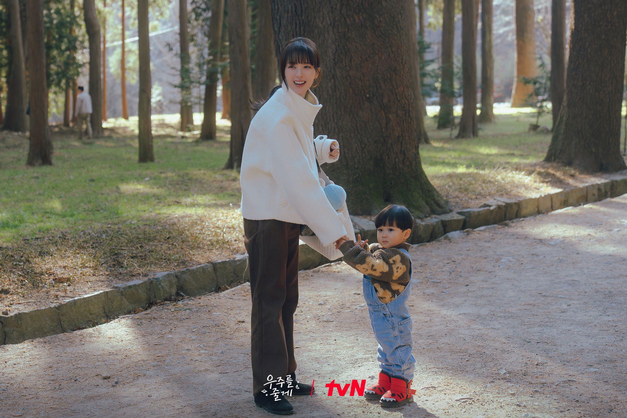 [잡담] 우주를줄게) 어디서 꿀 떨어지는 소리 안 들려요?🍯사돈 커플 눈에서 꿀 떨어져요..💛행복으로 가득 찬 우주네 가족!오늘 밤 11화에서 만나요💓 | 인스티즈