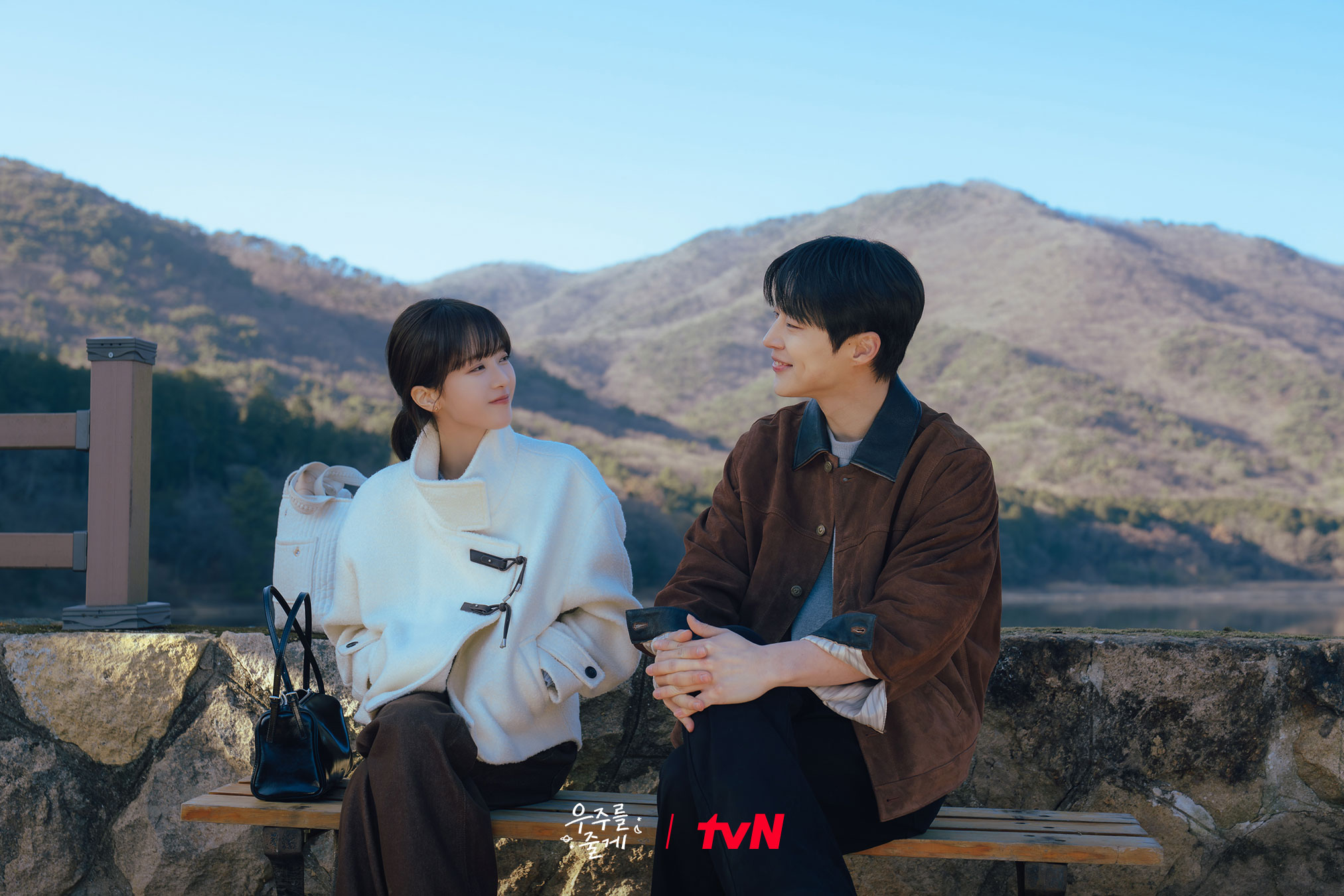 [잡담] 우주를줄게) 어디서 꿀 떨어지는 소리 안 들려요?🍯사돈 커플 눈에서 꿀 떨어져요..💛행복으로 가득 찬 우주네 가족!오늘 밤 11화에서 만나요💓 | 인스티즈