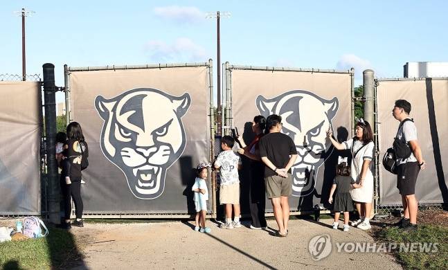 [잡담] 훈련 중인 한국 야구 대표팀 보러 온 한국 교민들 | 인스티즈
