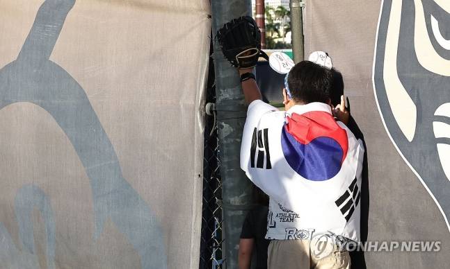 [잡담] 훈련 중인 한국 야구 대표팀 보러 온 한국 교민들 | 인스티즈