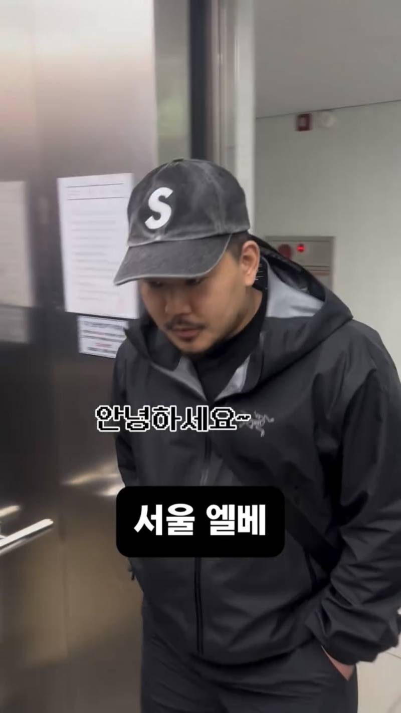 현재 서로 충격받고있는 엘베 인사 무시..JPG | 인스티즈