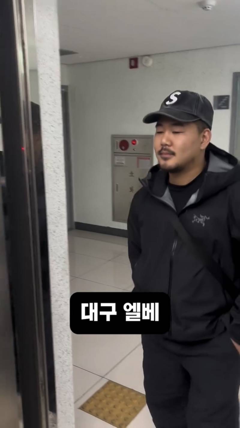 현재 서로 충격받고있는 엘베 인사 무시..JPG | 인스티즈