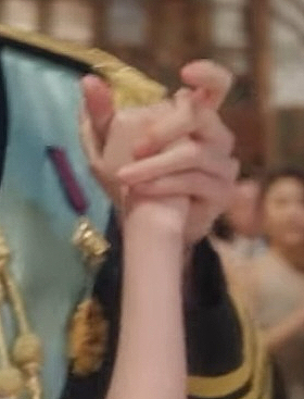 [잡담] 아이유 손목 진짜 얇다 | 인스티즈