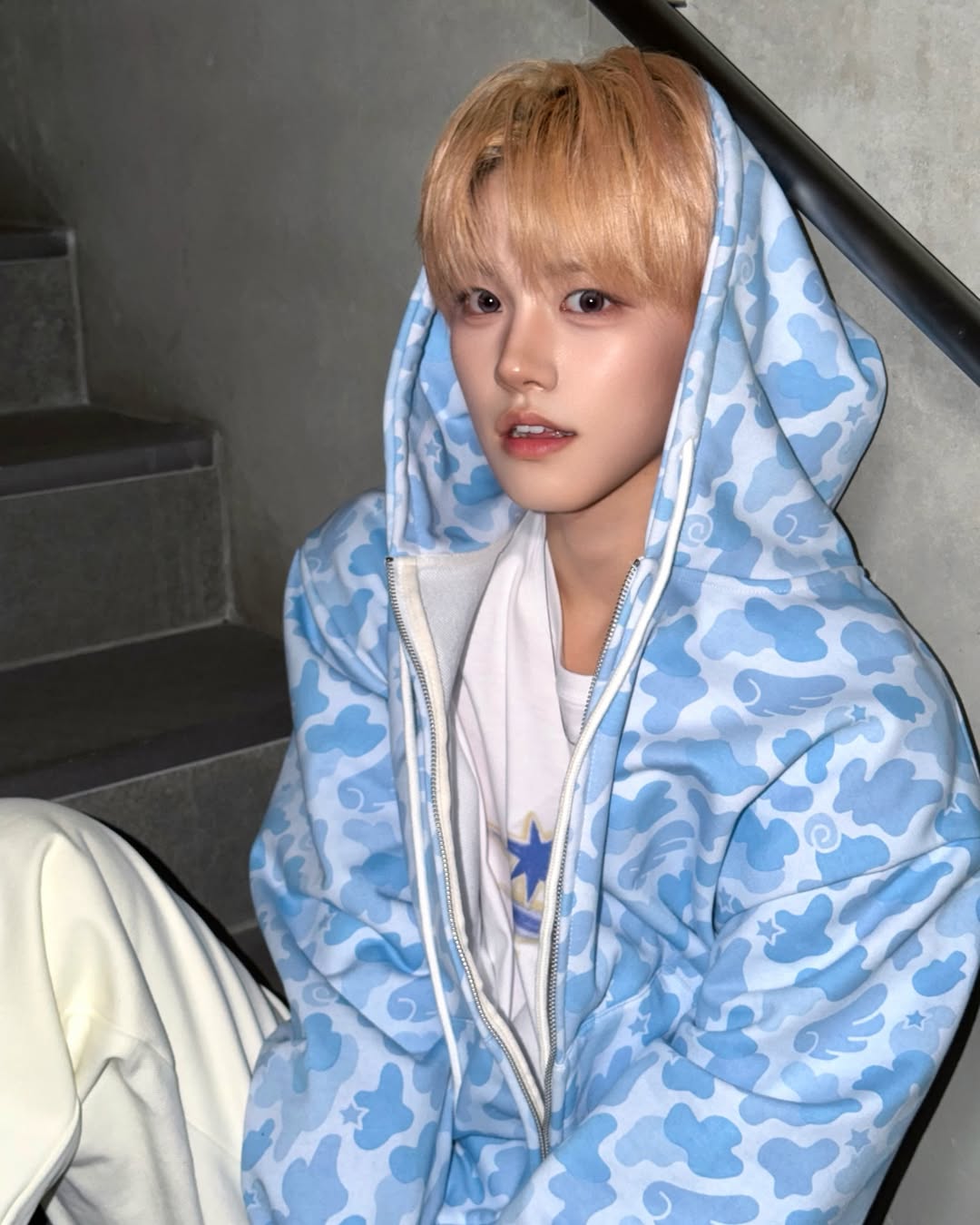 [잡담] 얘 옷 뭐임; | 인스티즈