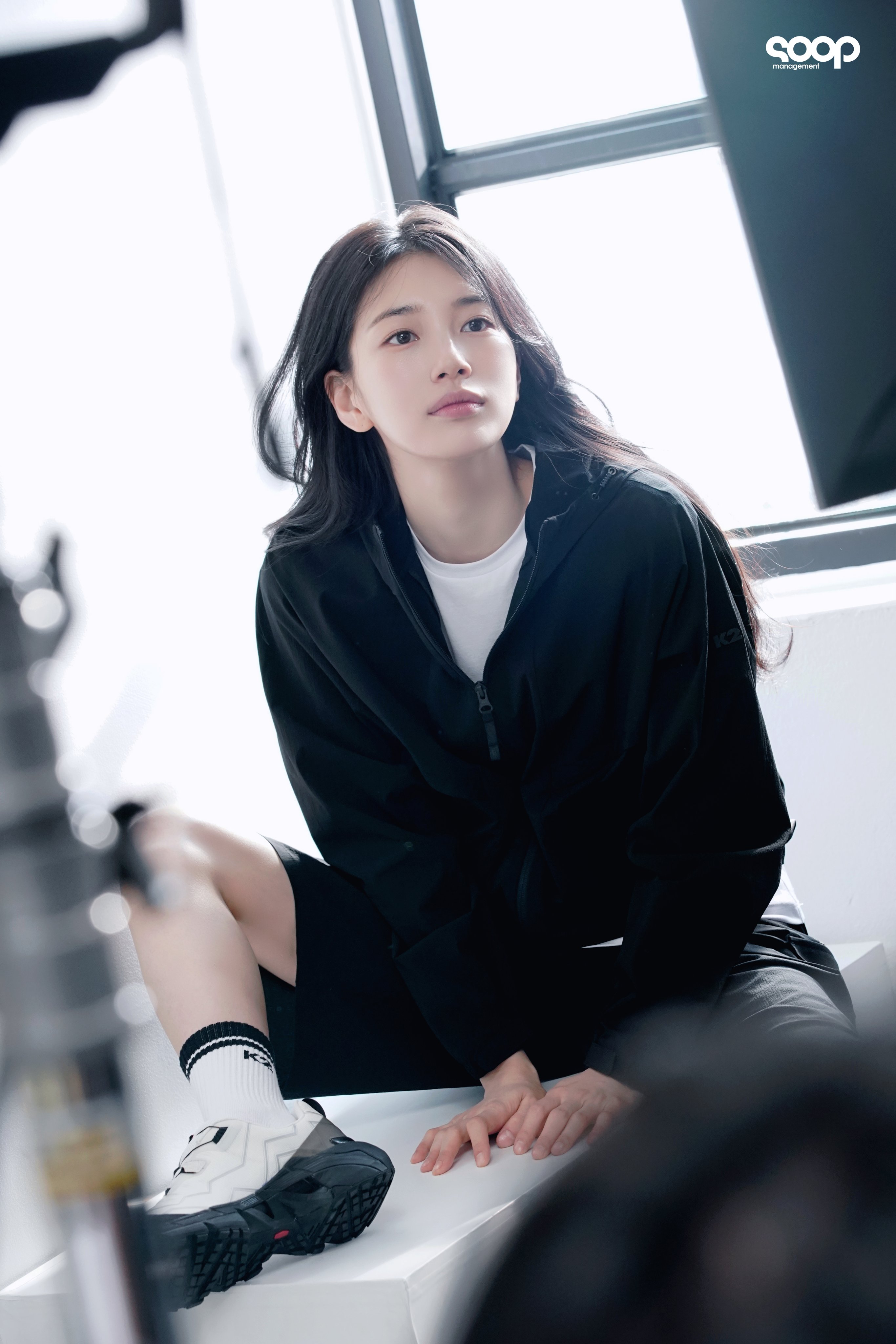 [잡담] 수지 소속사 인스타 K2 비하인드 사진 업뎃 | 인스티즈