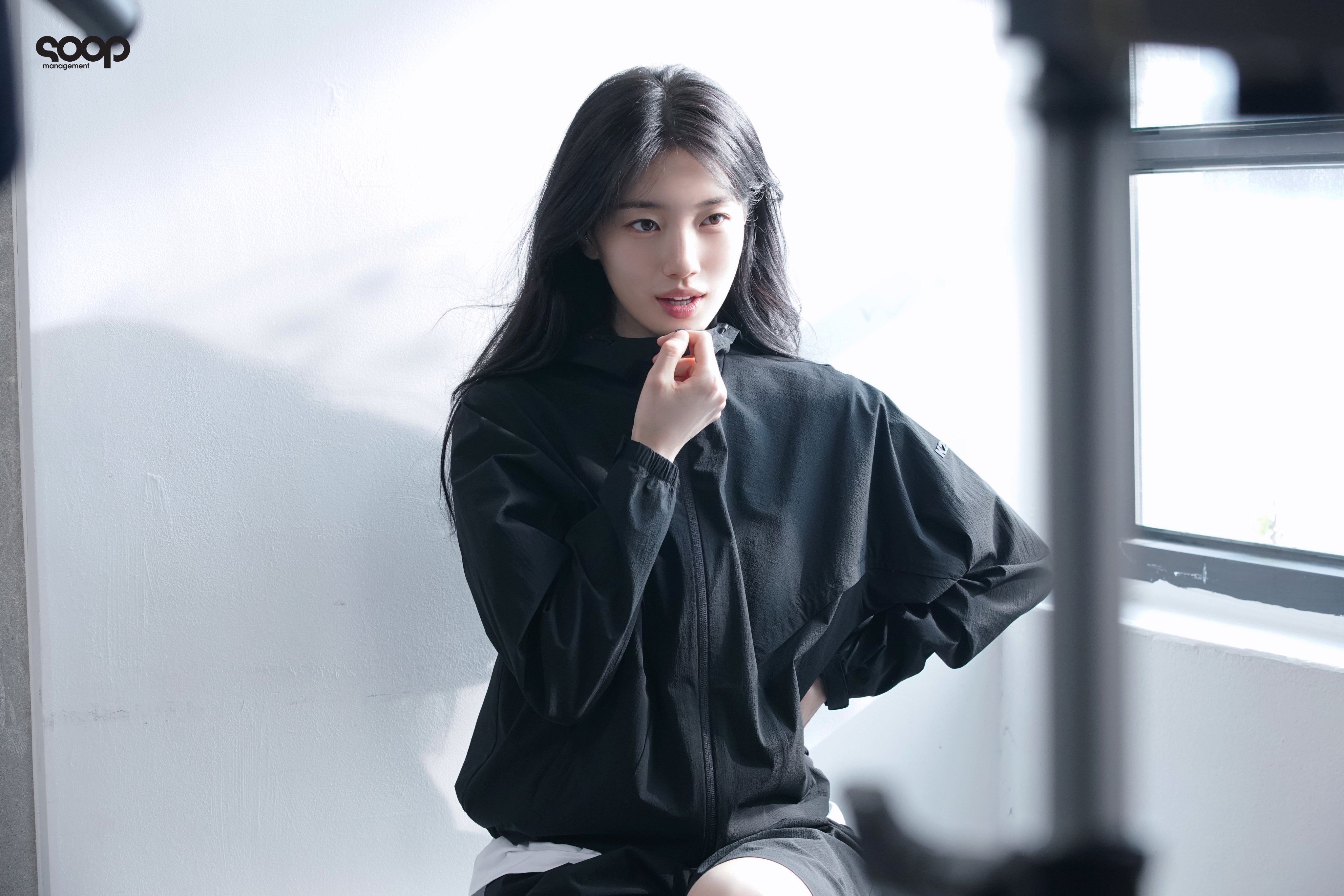 [잡담] 수지 소속사 인스타 K2 비하인드 사진 업뎃 | 인스티즈