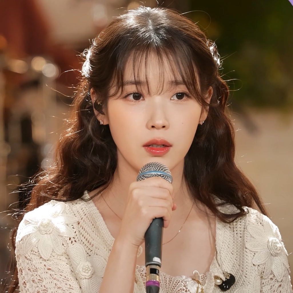 [잡담] 아이유 이런 반묶음 헤어 너무 잘어울지않음????? | 인스티즈