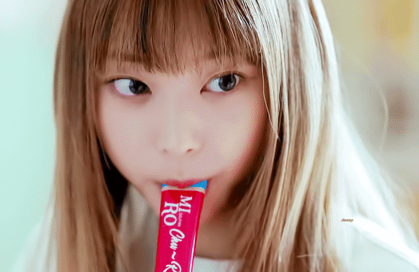 [잡담] 해린 입에 물고있는거 뭐야? | 인스티즈