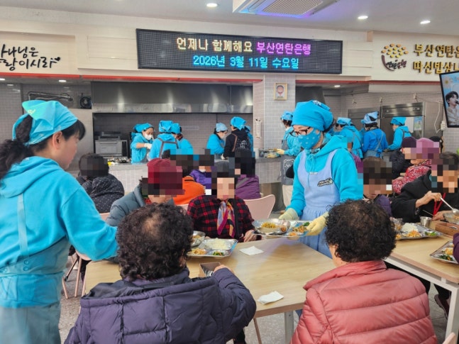 [정보/소식] 임영웅 팬클럽 '부산영웅시대 스터디하우스', 54회차 도시락 봉사..누적 후원금 1억원 돌파 | 인스티즈