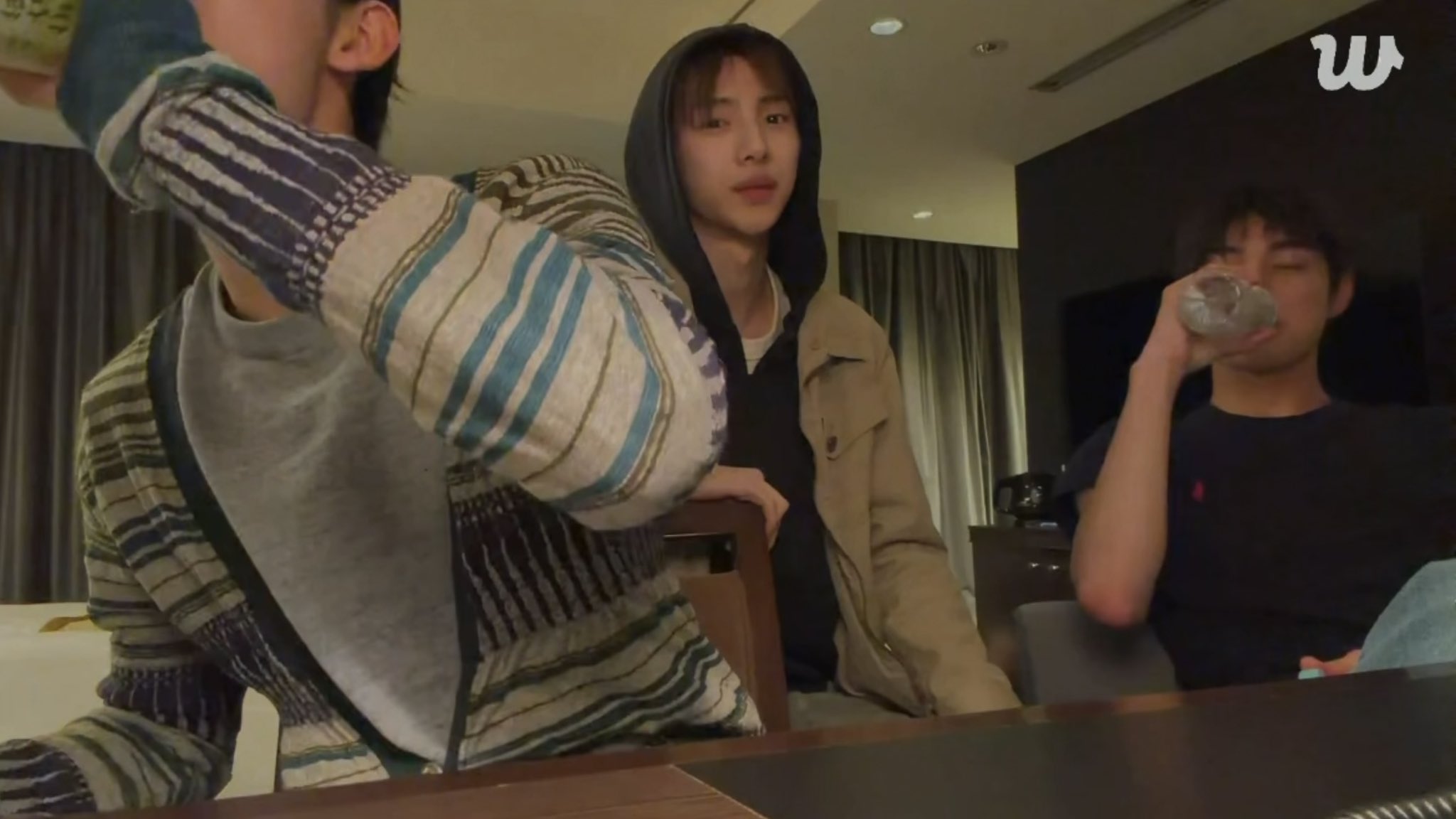 [잡담] 코르티스 엄앤안 엄마아빠 중 누가 더 좋아 수준 질문에 동시에 물마심ㅋㅋ | 인스티즈
