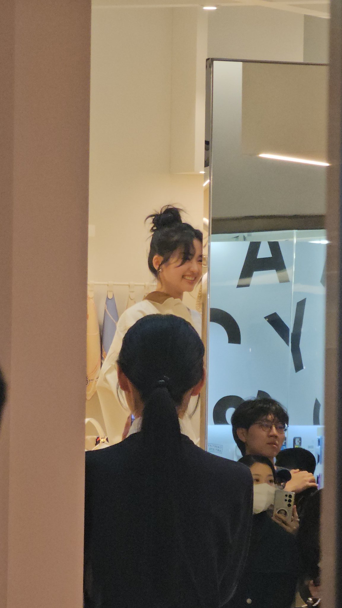 [잡담] 김태리) 어제자 프라다 화이트 썬 포토콜 참석한 김태리 폰카짤 | 인스티즈