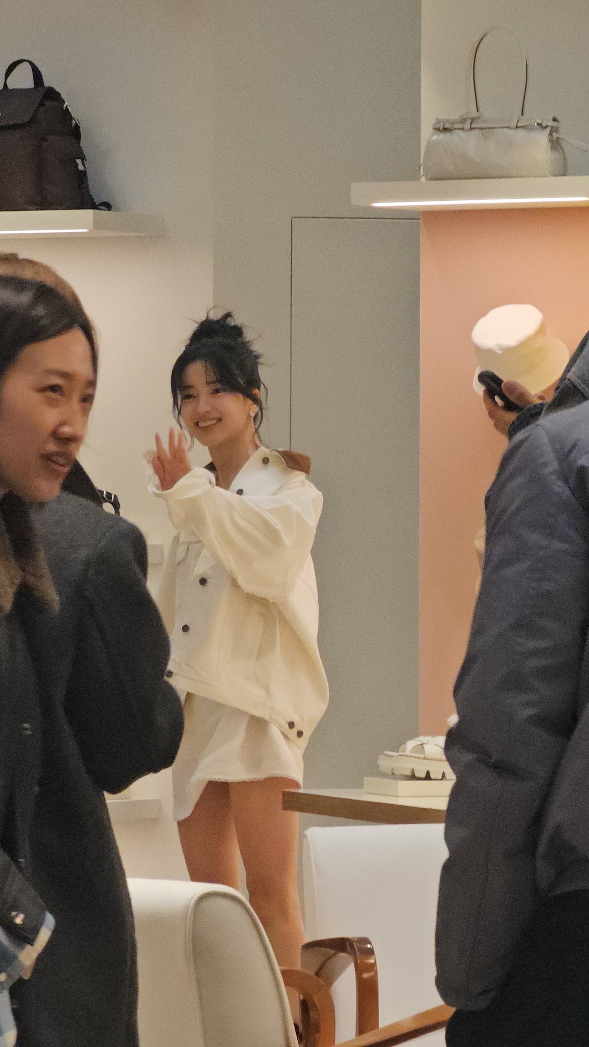 [잡담] 김태리) 어제자 프라다 화이트 썬 포토콜 참석한 김태리 폰카짤 | 인스티즈