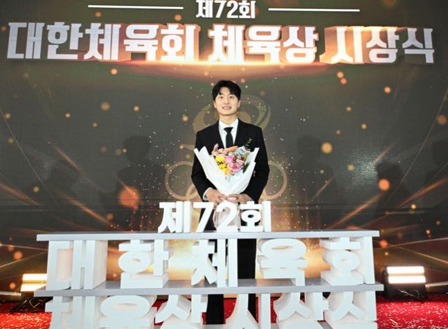 [정보/소식] '시즌 11관왕' 배드민턴 김원호, 대한체육회 체육대상...가수 션·배우 마동석·박시헌 감독 특별감사패 | 인스티즈