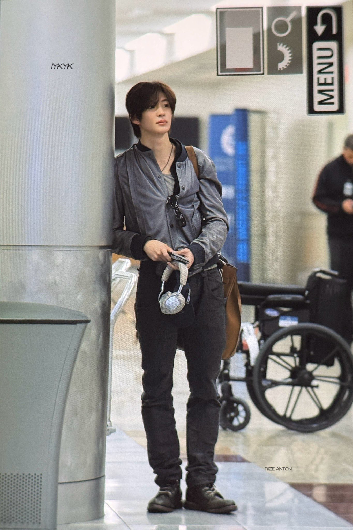 [잡담] 앤톤이 손에 들고있는 헤드폰 어디걸까? | 인스티즈