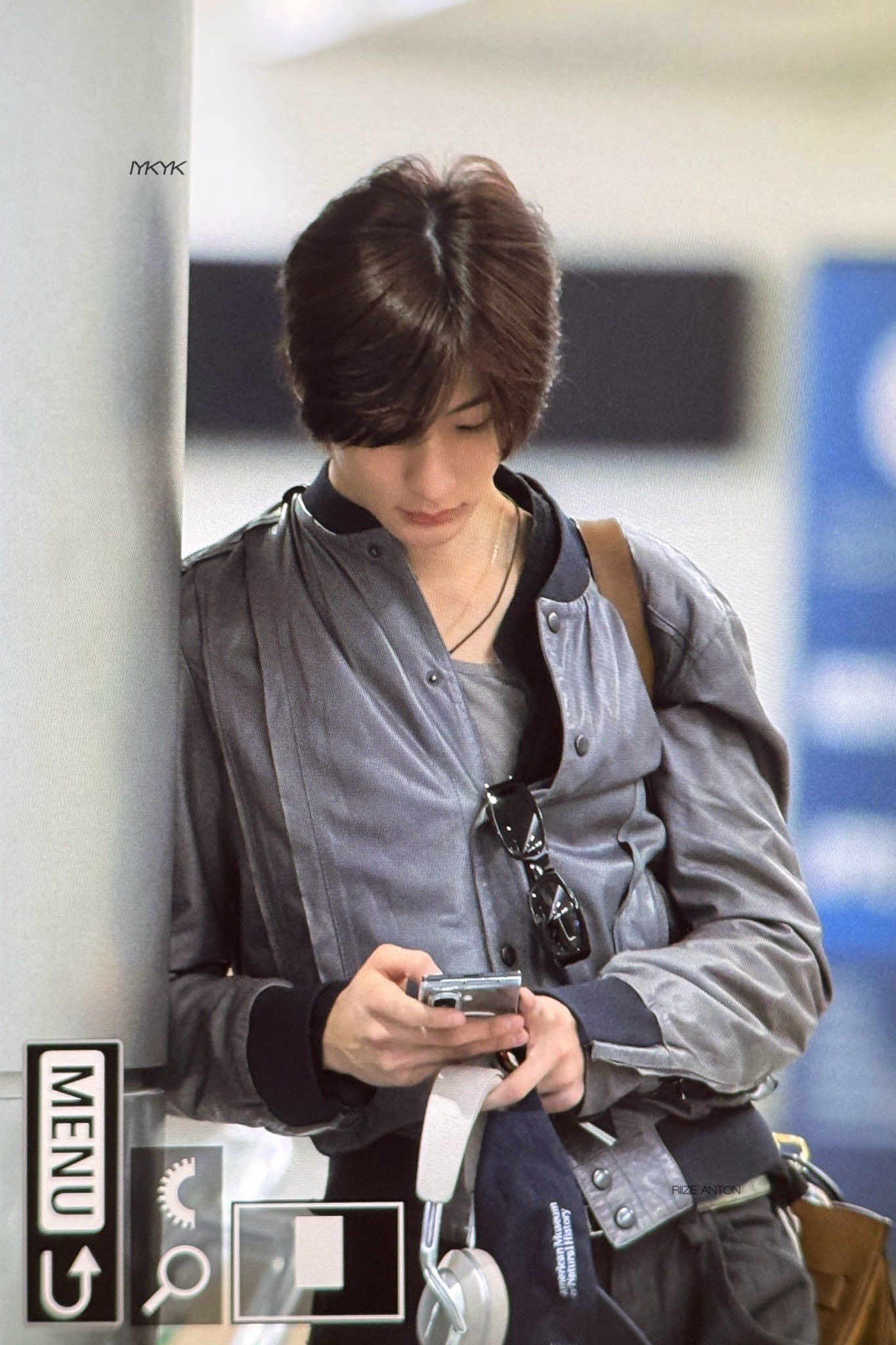 [잡담] 앤톤이 손에 들고있는 헤드폰 어디걸까? | 인스티즈