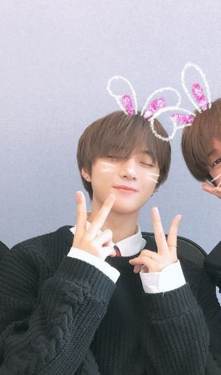 [잡담] 투바투 진짜 데뷔전이랑 지금이랑 똑같이 생김.... | 인스티즈